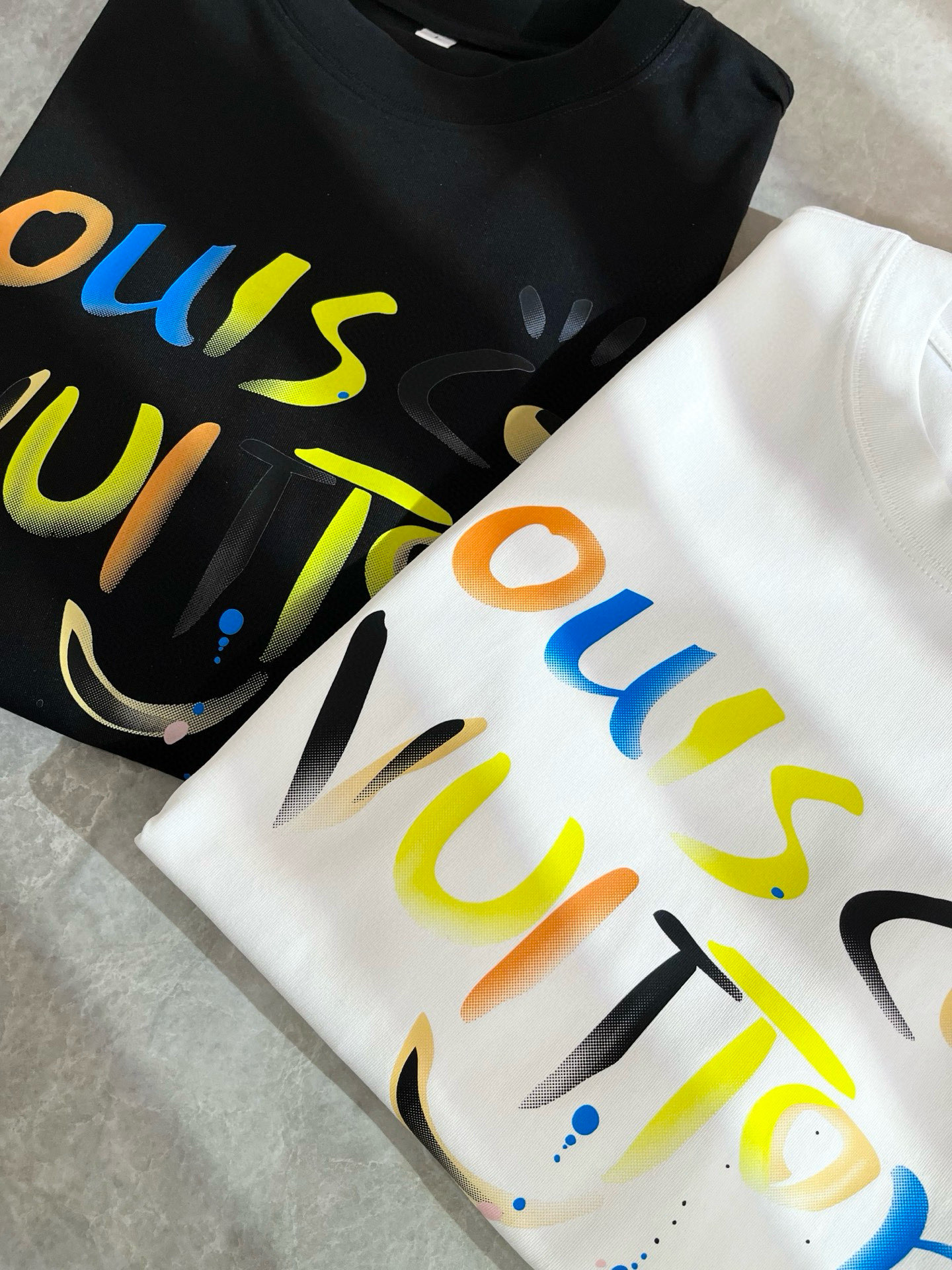 LouisVuitt*路易*登 2026春夏全新系列单品上线，非常时髦前卫的一款男女同款短袖T恤，标识l