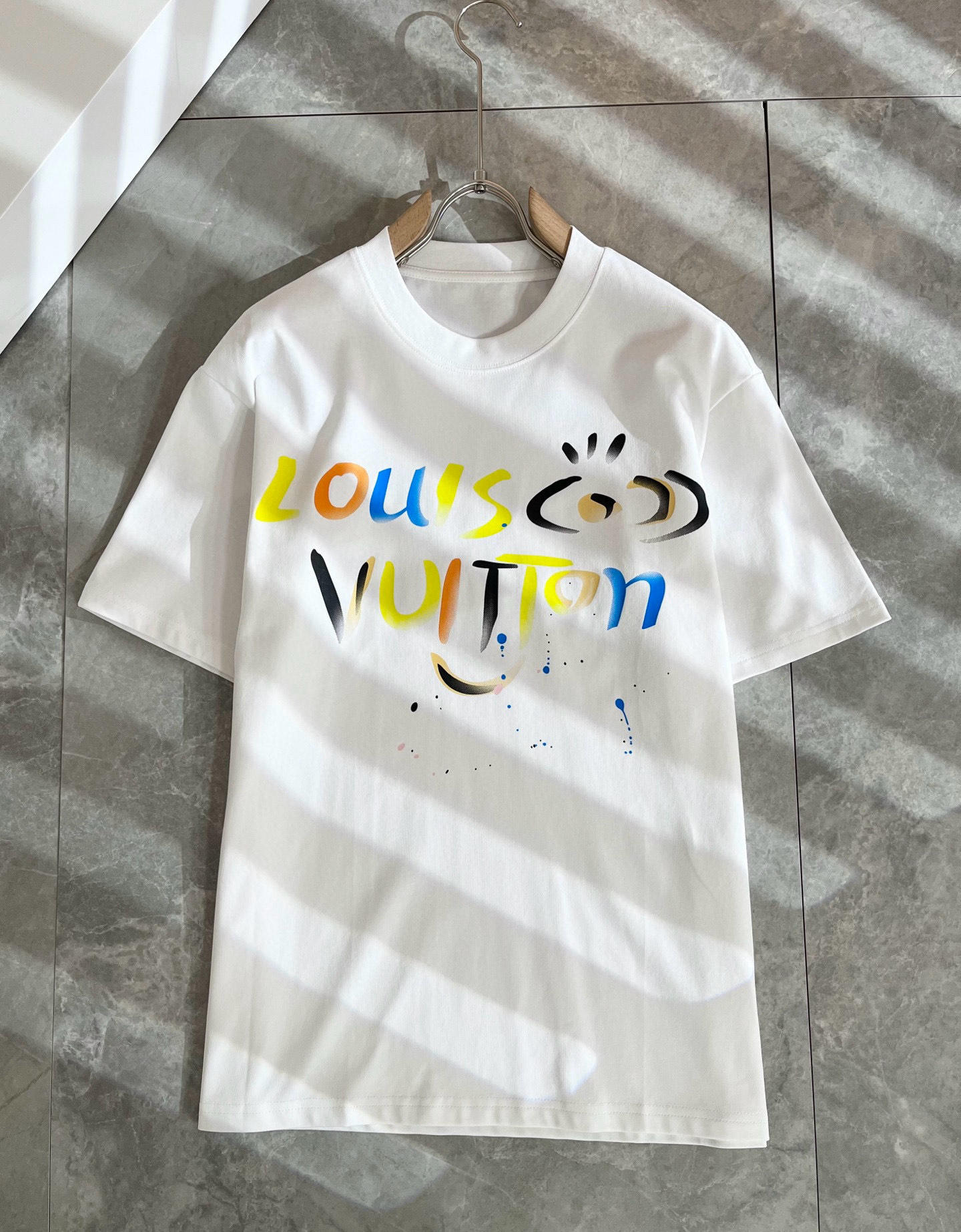LouisVuitt*路易*登 2026春夏全新系列单品上线，非常时髦前卫的一款男女同款短袖T恤，标识l