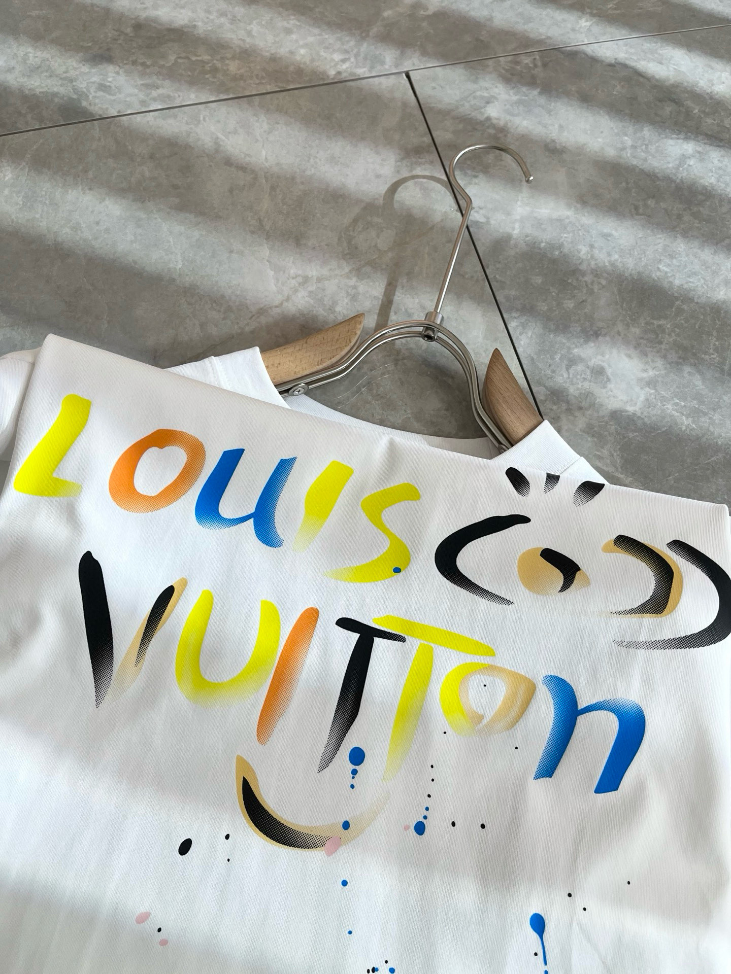 LouisVuitt*路易*登 2026春夏全新系列单品上线，非常时髦前卫的一款男女同款短袖T恤，标识l