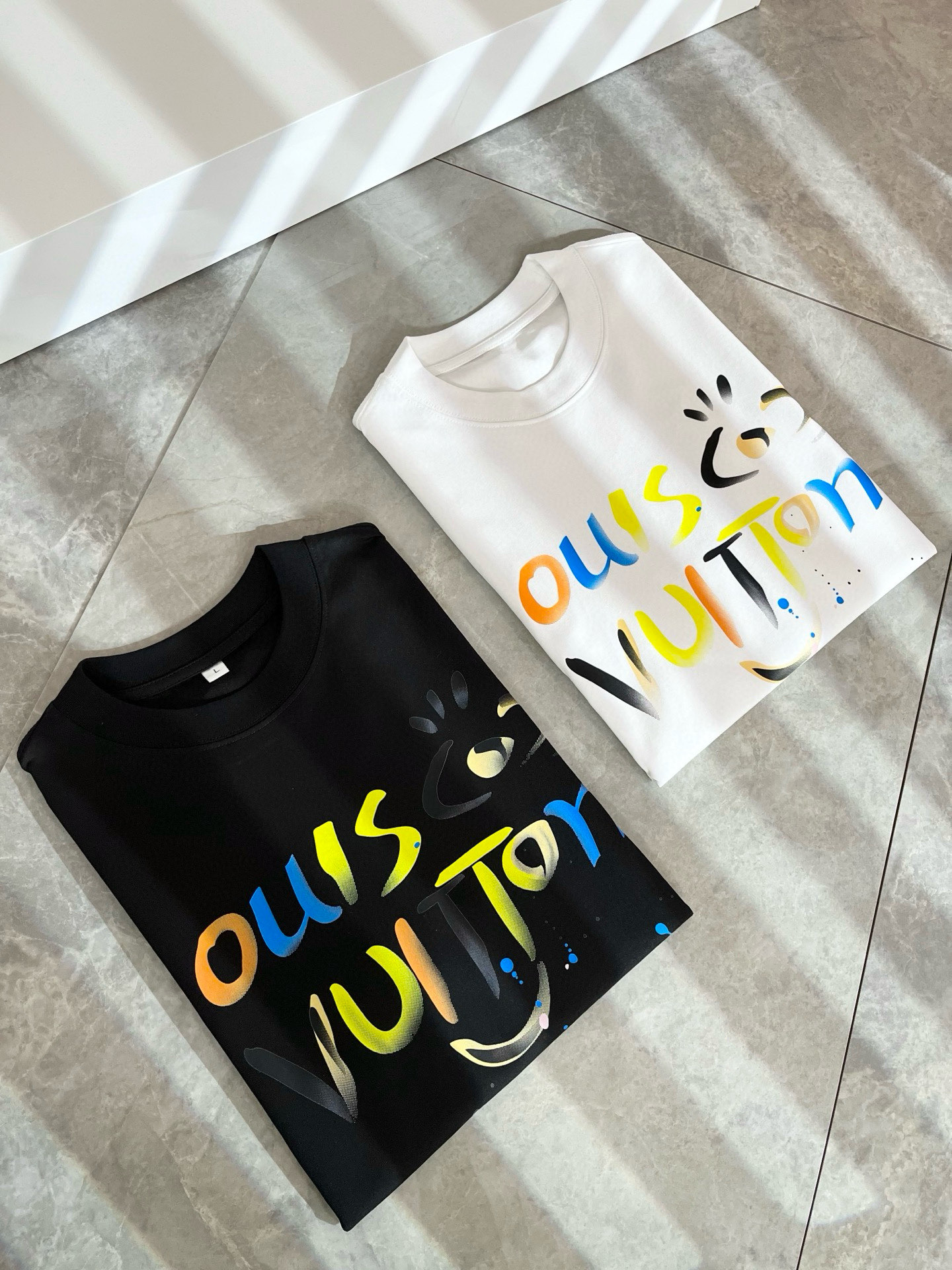LouisVuitt*路易*登 2026春夏全新系列单品上线，非常时髦前卫的一款男女同款短袖T恤，标识l