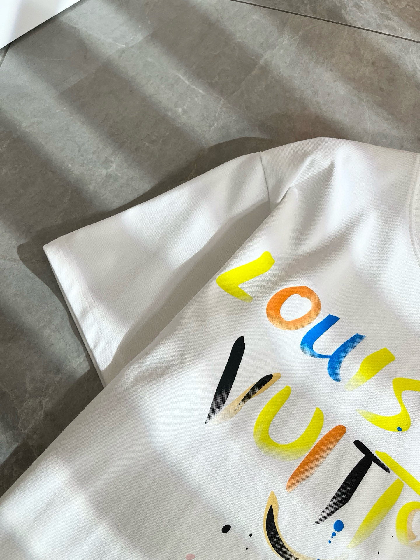 LouisVuitt*路易*登 2026春夏全新系列单品上线，非常时髦前卫的一款男女同款短袖T恤，标识l
