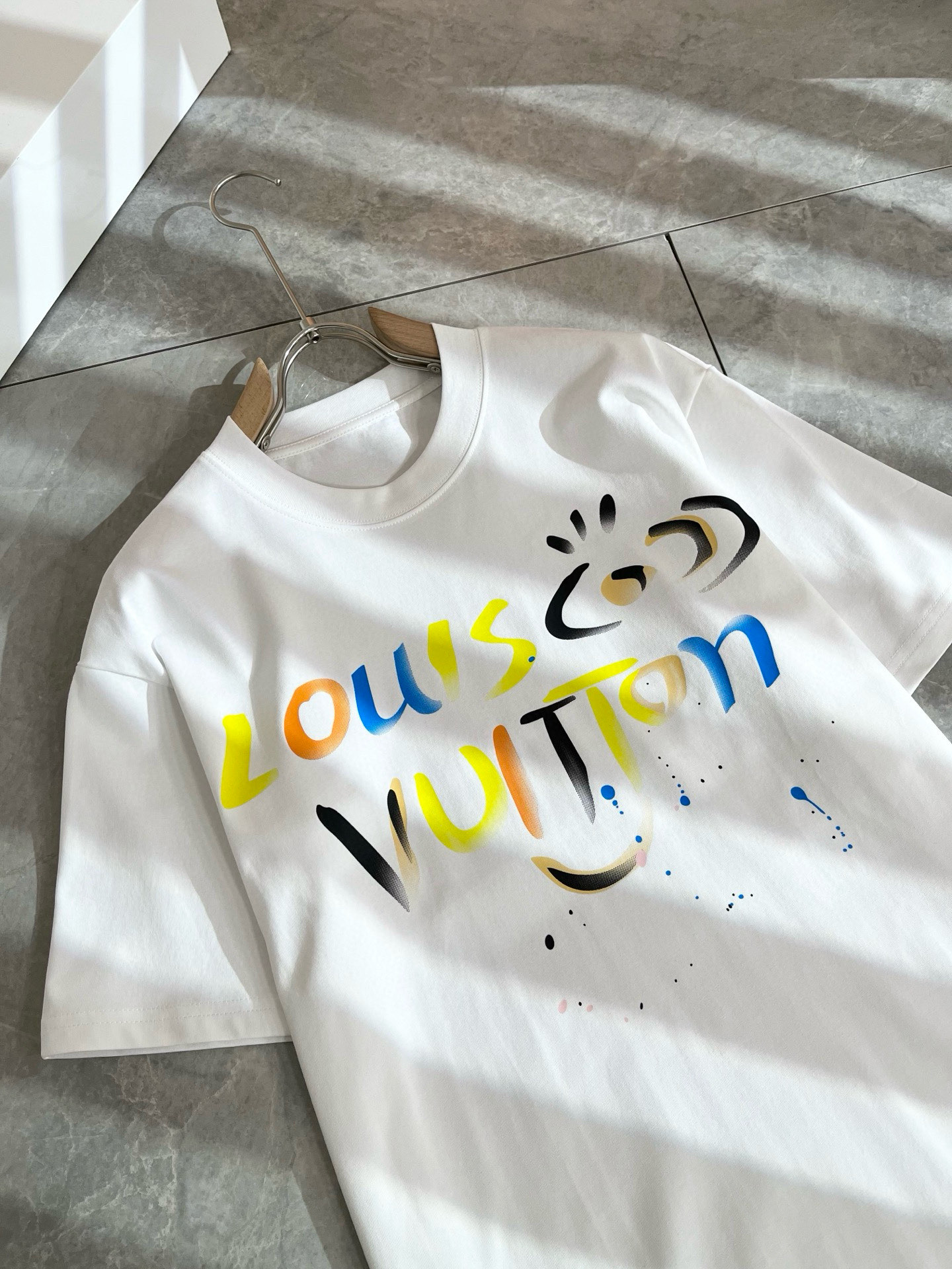 LouisVuitt*路易*登 2026春夏全新系列单品上线，非常时髦前卫的一款男女同款短袖T恤，标识l