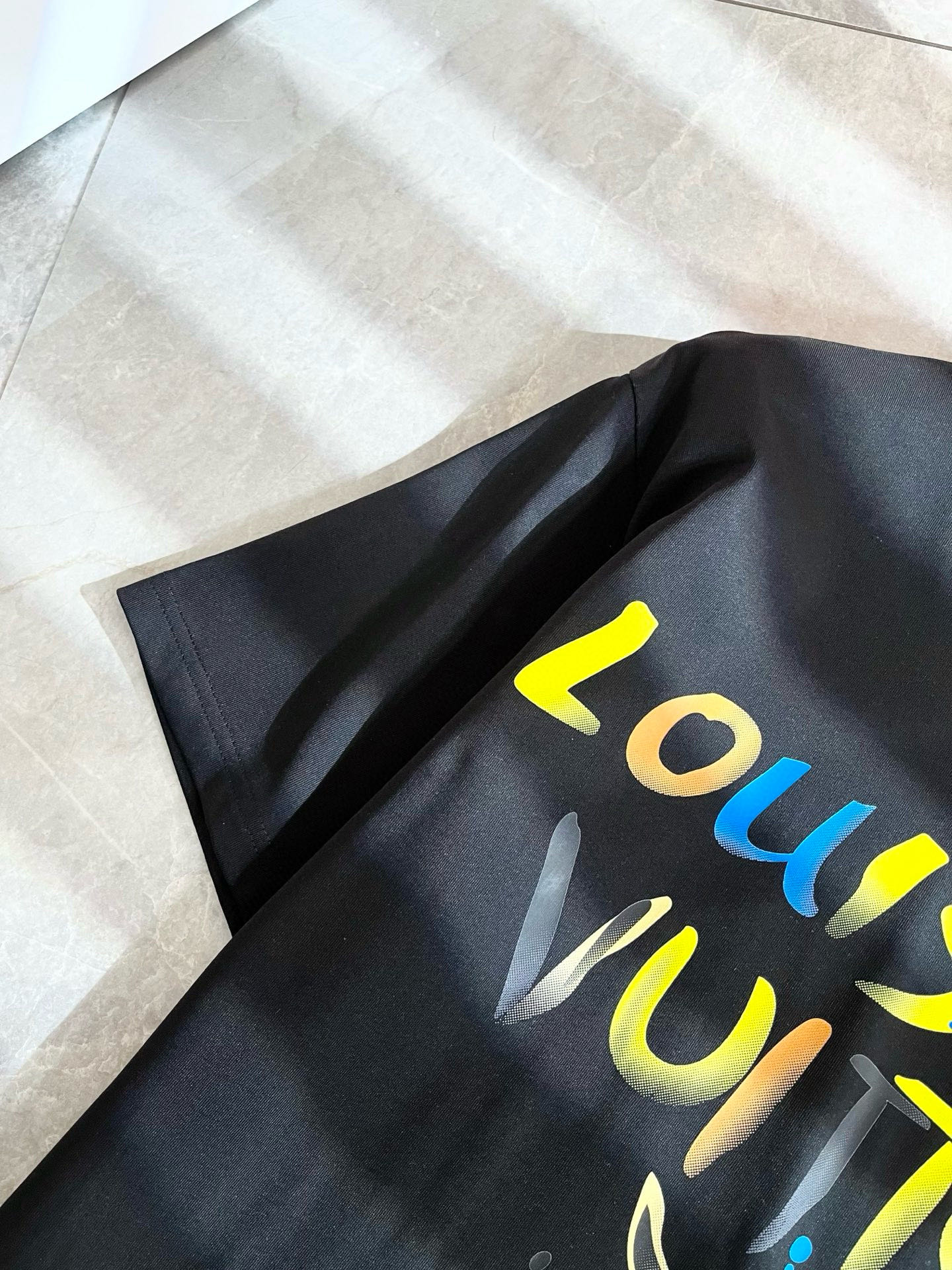 LouisVuitt*路易*登 2026春夏全新系列单品上线，非常时髦前卫的一款男女同款短袖T恤，标识l