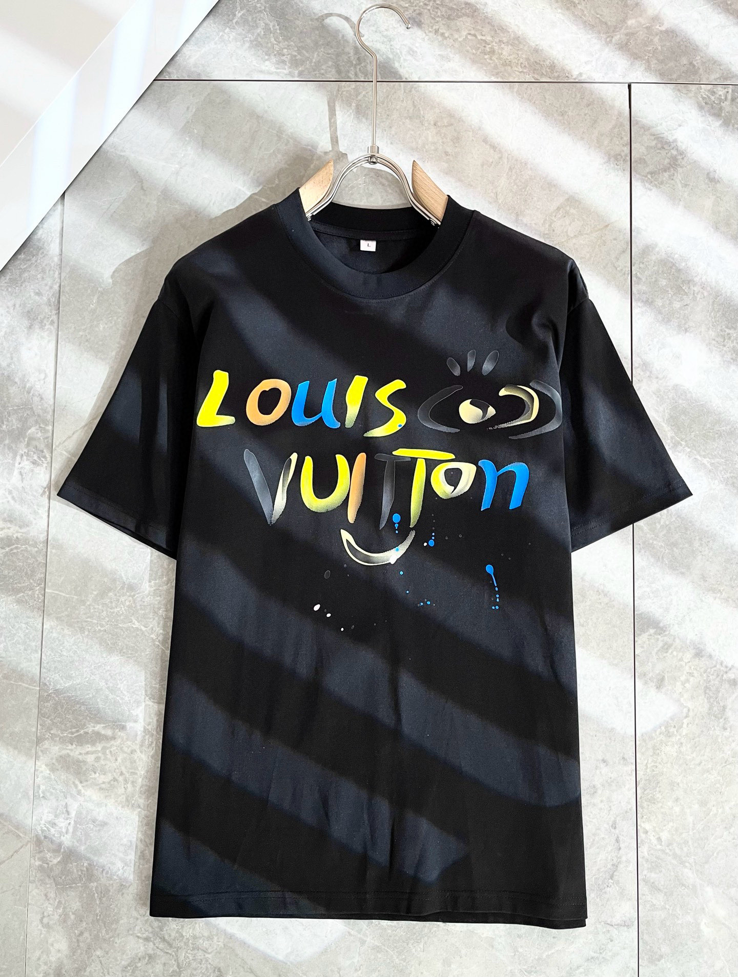 LouisVuitt*路易*登 2026春夏全新系列单品上线，非常时髦前卫的一款男女同款短袖T恤，标识l
