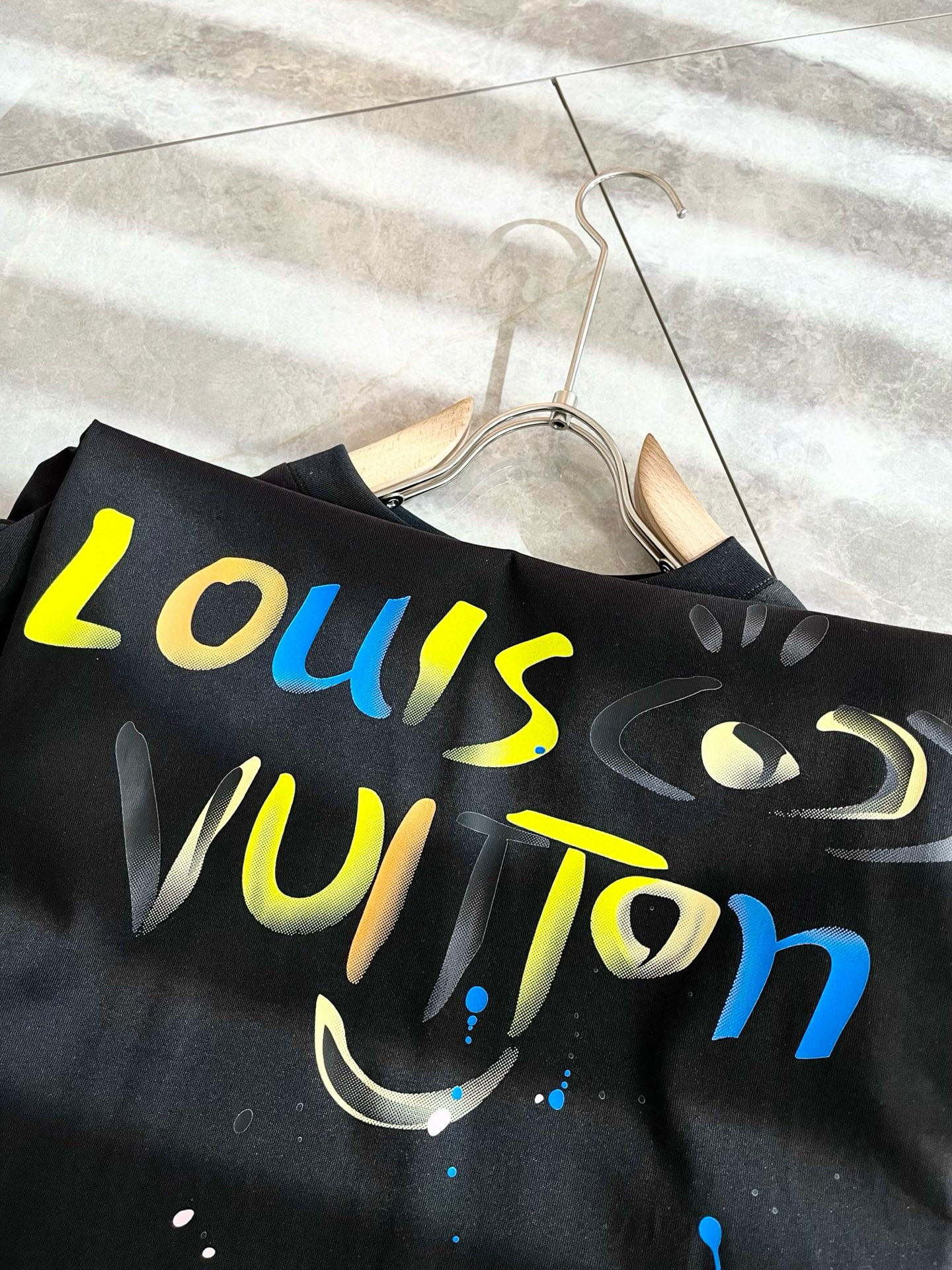 LouisVuitt*路易*登 2026春夏全新系列单品上线，非常时髦前卫的一款男女同款短袖T恤，标识l