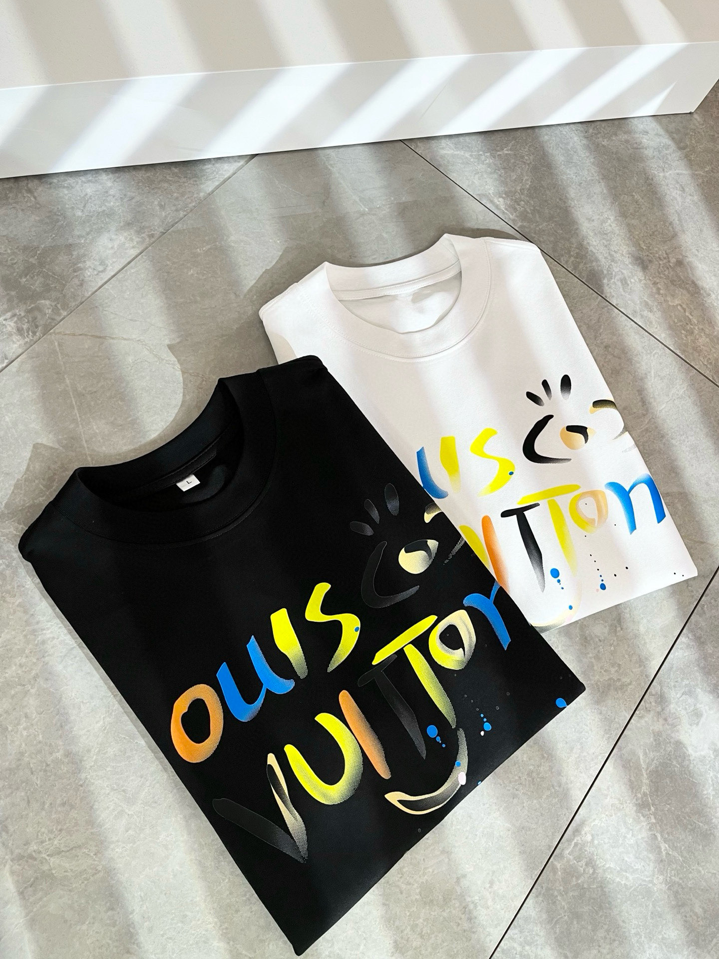 LouisVuitt*路易*登 2026春夏全新系列单品上线，非常时髦前卫的一款男女同款短袖T恤，标识l