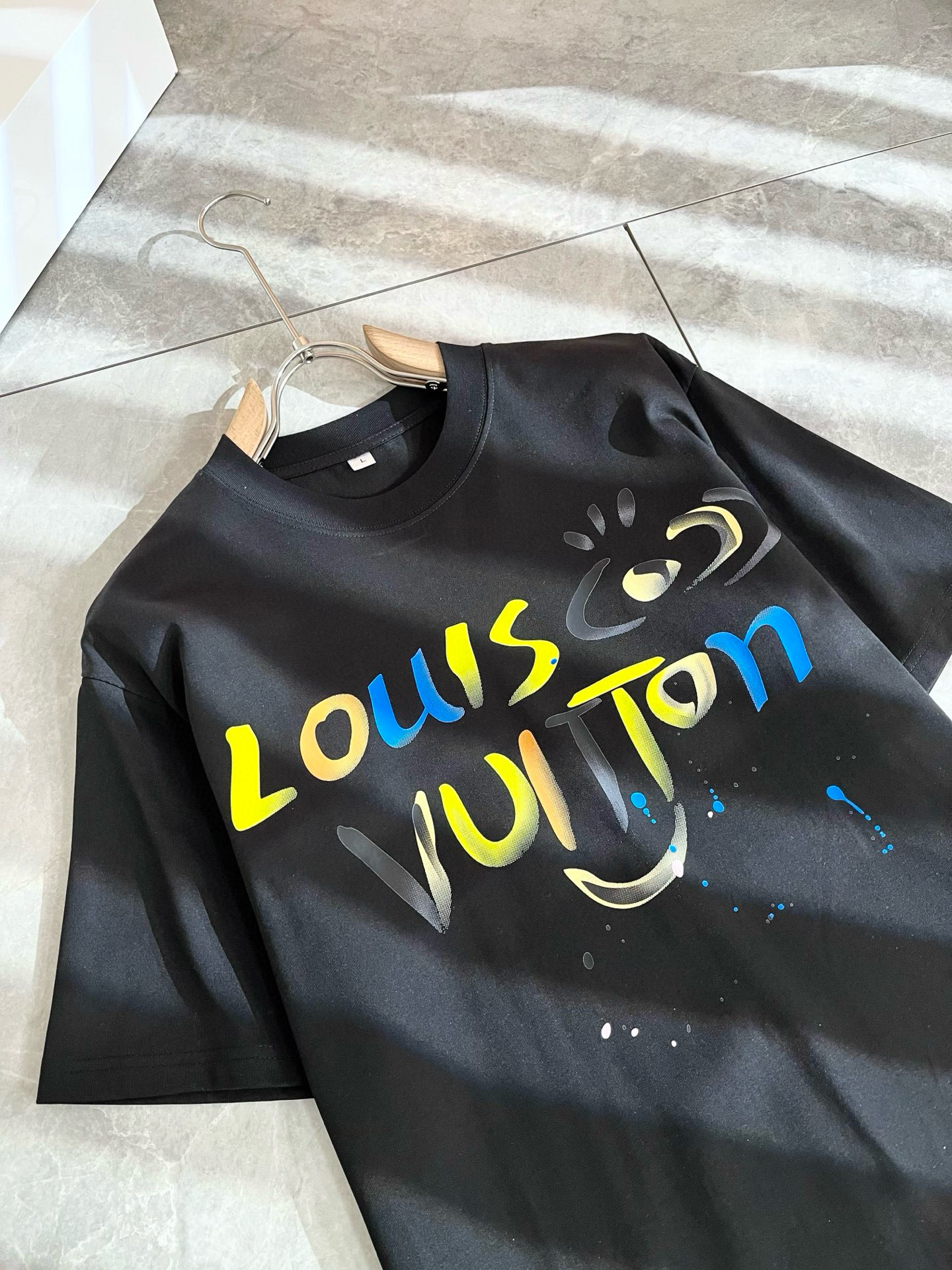 LouisVuitt*路易*登 2026春夏全新系列单品上线，非常时髦前卫的一款男女同款短袖T恤，标识l