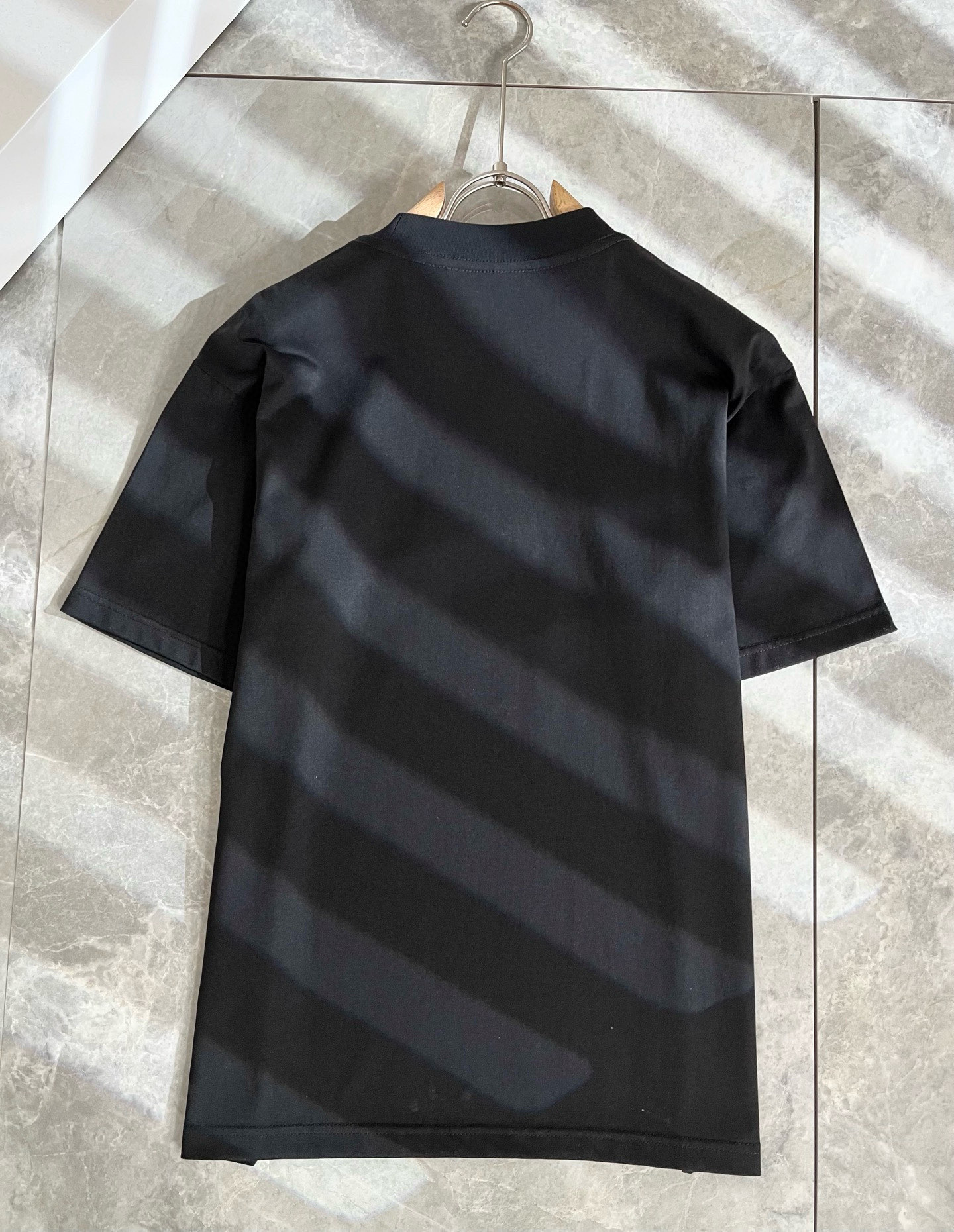 LouisVuitt*路易*登 2026春夏全新系列单品上线，非常时髦前卫的一款男女同款短袖T恤，标识l