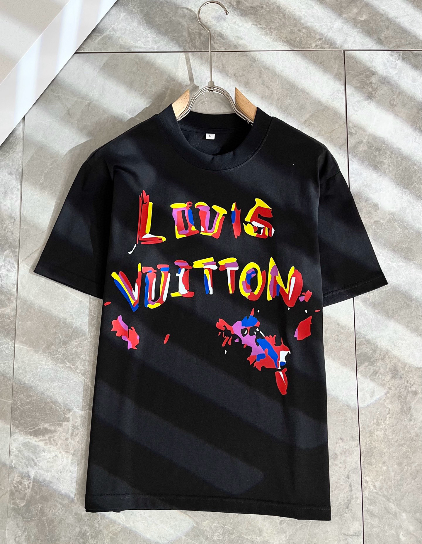 LouisVuitt*路易*登 2026春夏全新系列单品上线，非常时髦前卫的一款男女同款短袖T恤，标识l