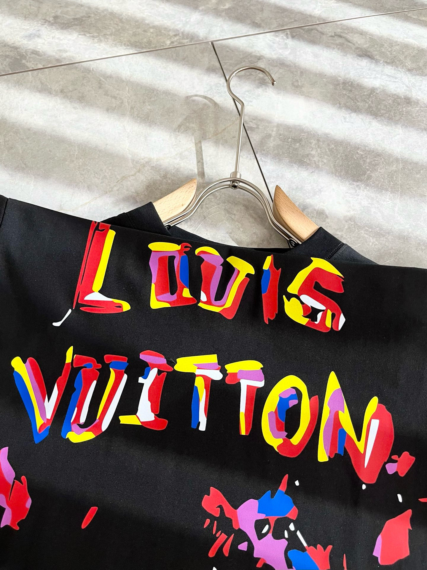 LouisVuitt*路易*登 2026春夏全新系列单品上线，非常时髦前卫的一款男女同款短袖T恤，标识l