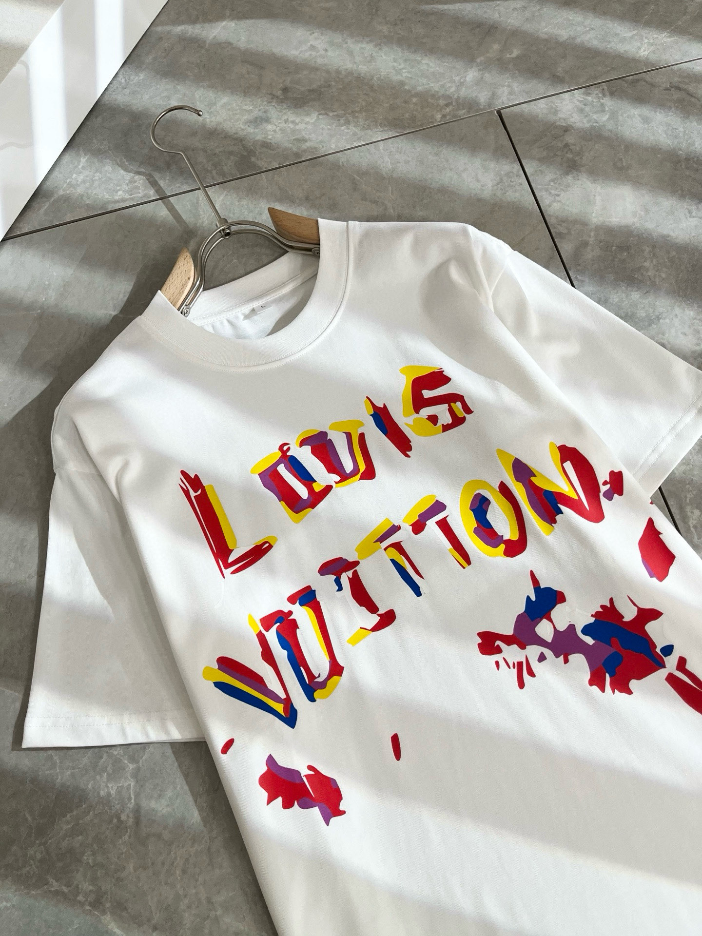 LouisVuitt*路易*登 2026春夏全新系列单品上线，非常时髦前卫的一款男女同款短袖T恤，标识l