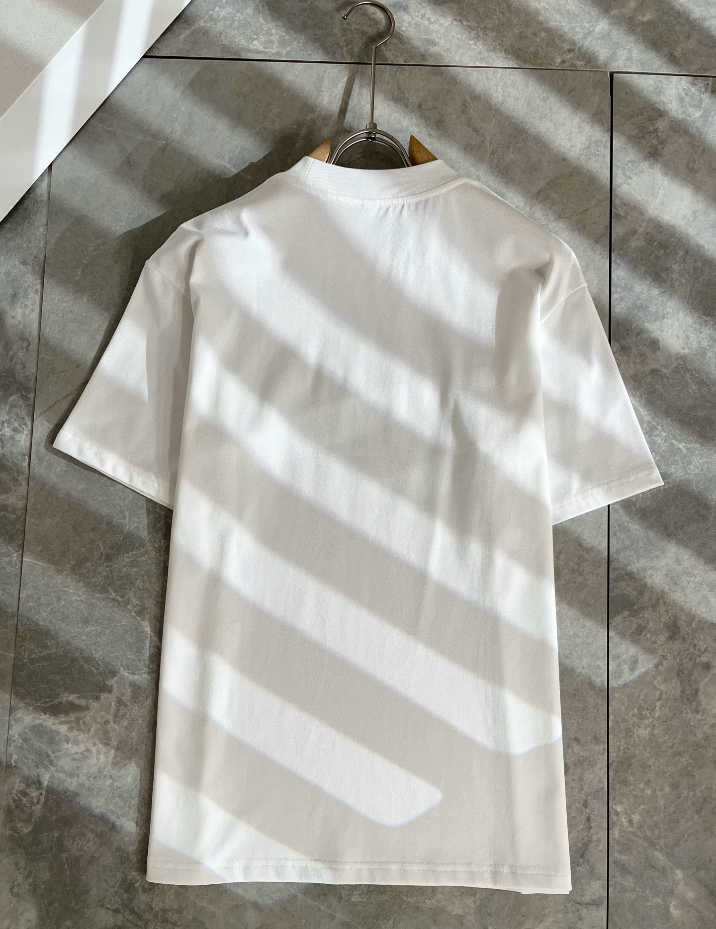 LouisVuitt*路易*登 2026春夏全新系列单品上线，非常时髦前卫的一款男女同款短袖T恤，标识l