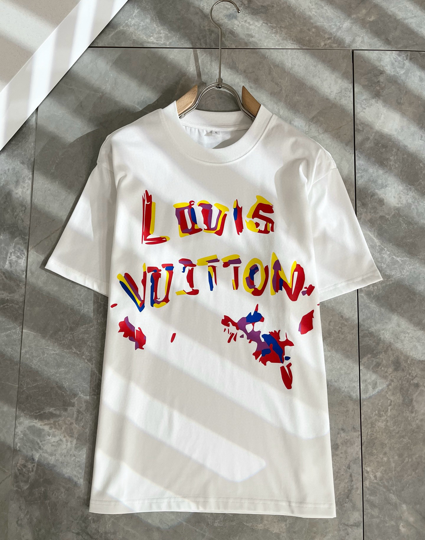 LouisVuitt*路易*登 2026春夏全新系列单品上线，非常时髦前卫的一款男女同款短袖T恤，标识l