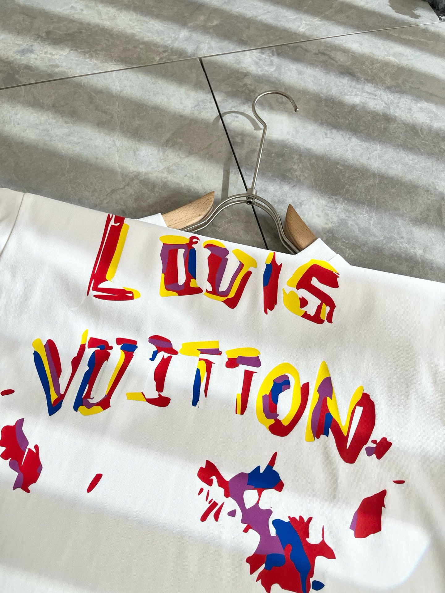 LouisVuitt*路易*登 2026春夏全新系列单品上线，非常时髦前卫的一款男女同款短袖T恤，标识l