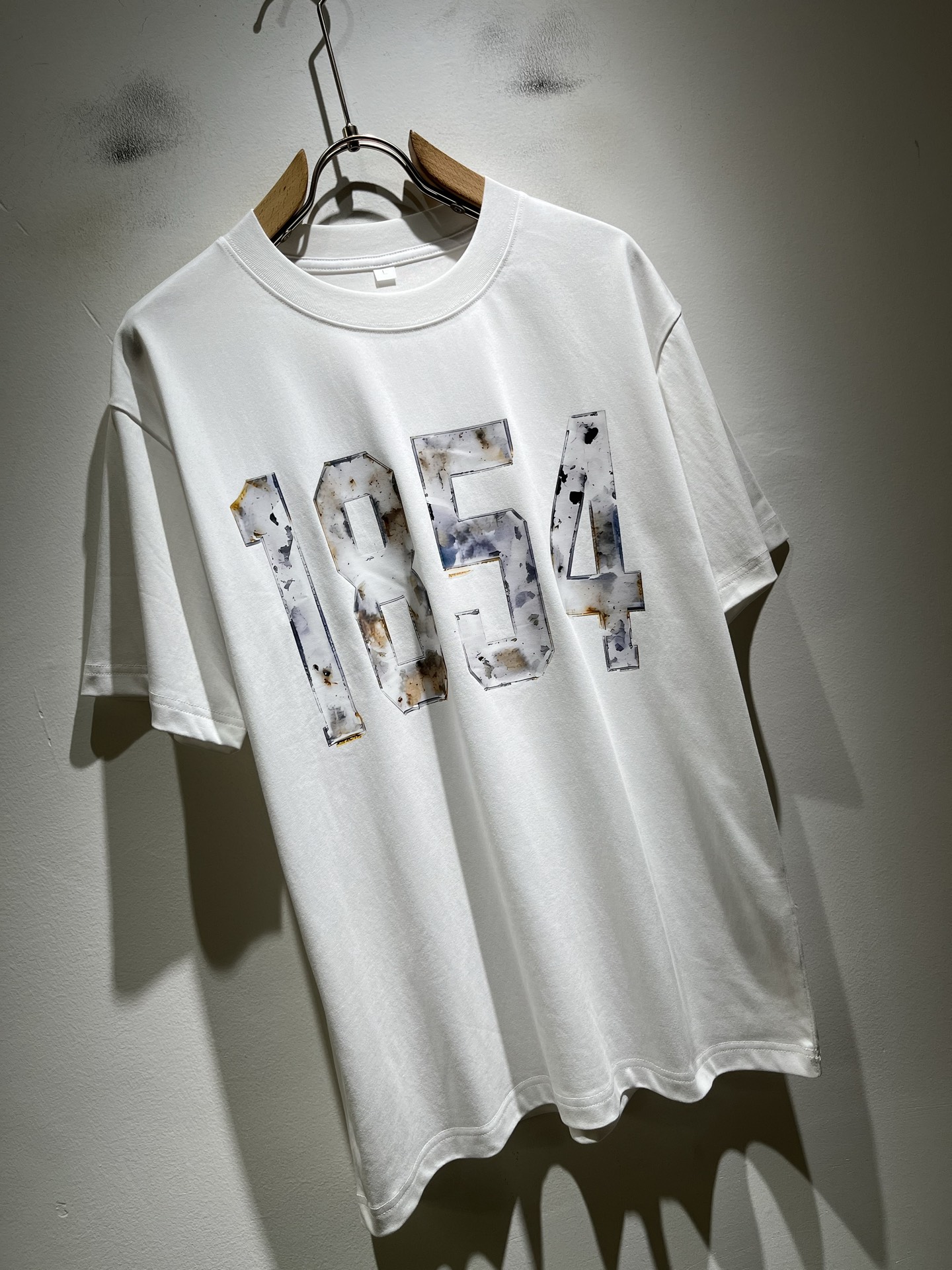 LouisVuitt*路易*登 2026春夏全新系列单品上线，非常时髦前卫的一款男女同款短袖T恤，标识l