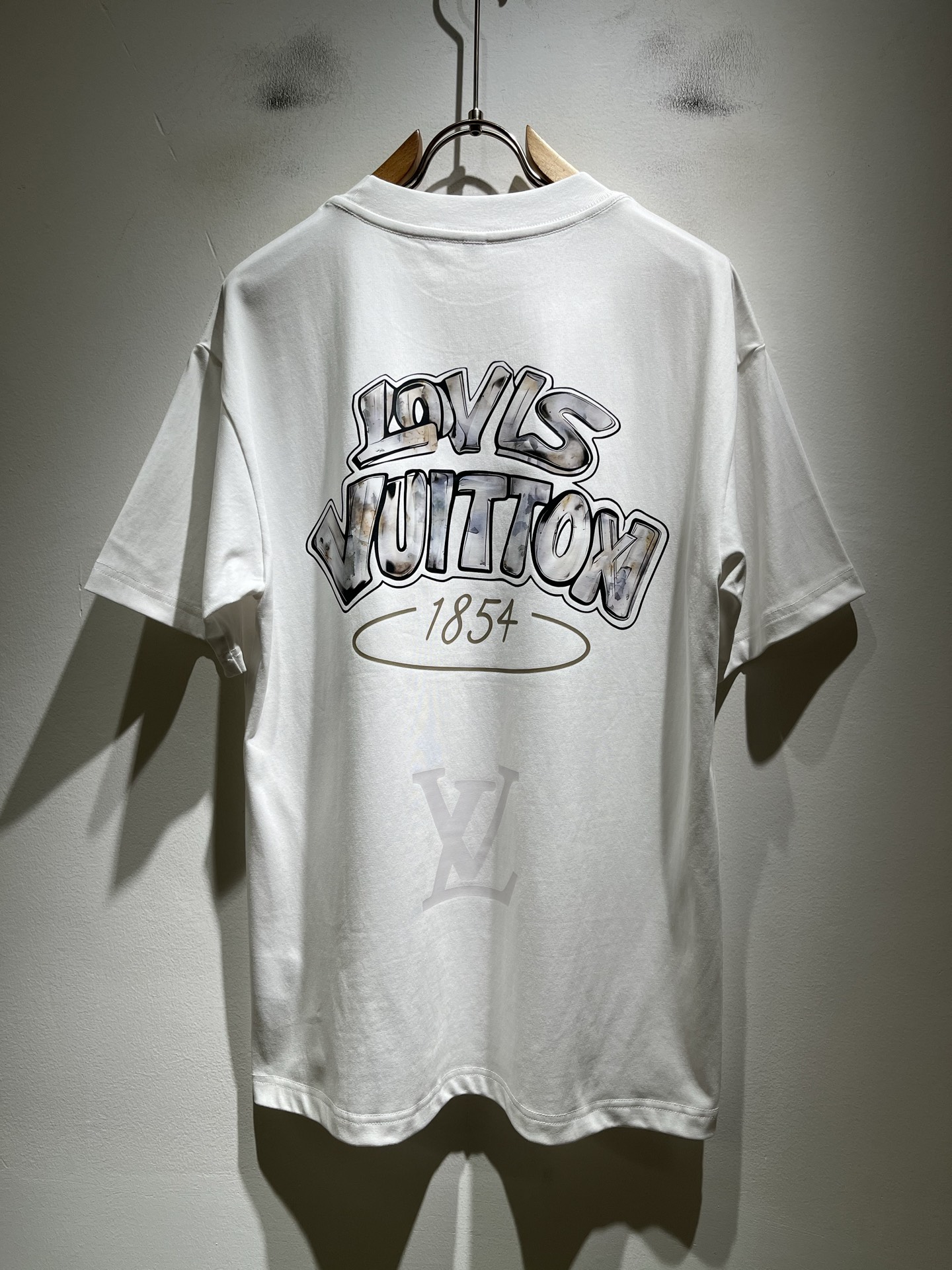 LouisVuitt*路易*登 2026春夏全新系列单品上线，非常时髦前卫的一款男女同款短袖T恤，标识l