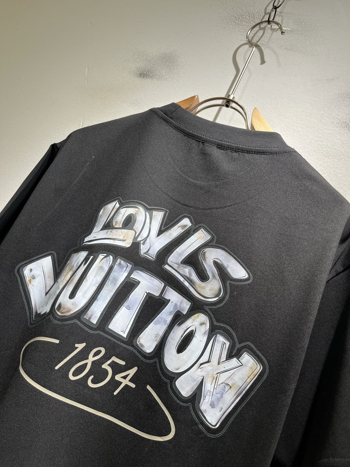 LouisVuitt*路易*登 2026春夏全新系列单品上线，非常时髦前卫的一款男女同款短袖T恤，标识l