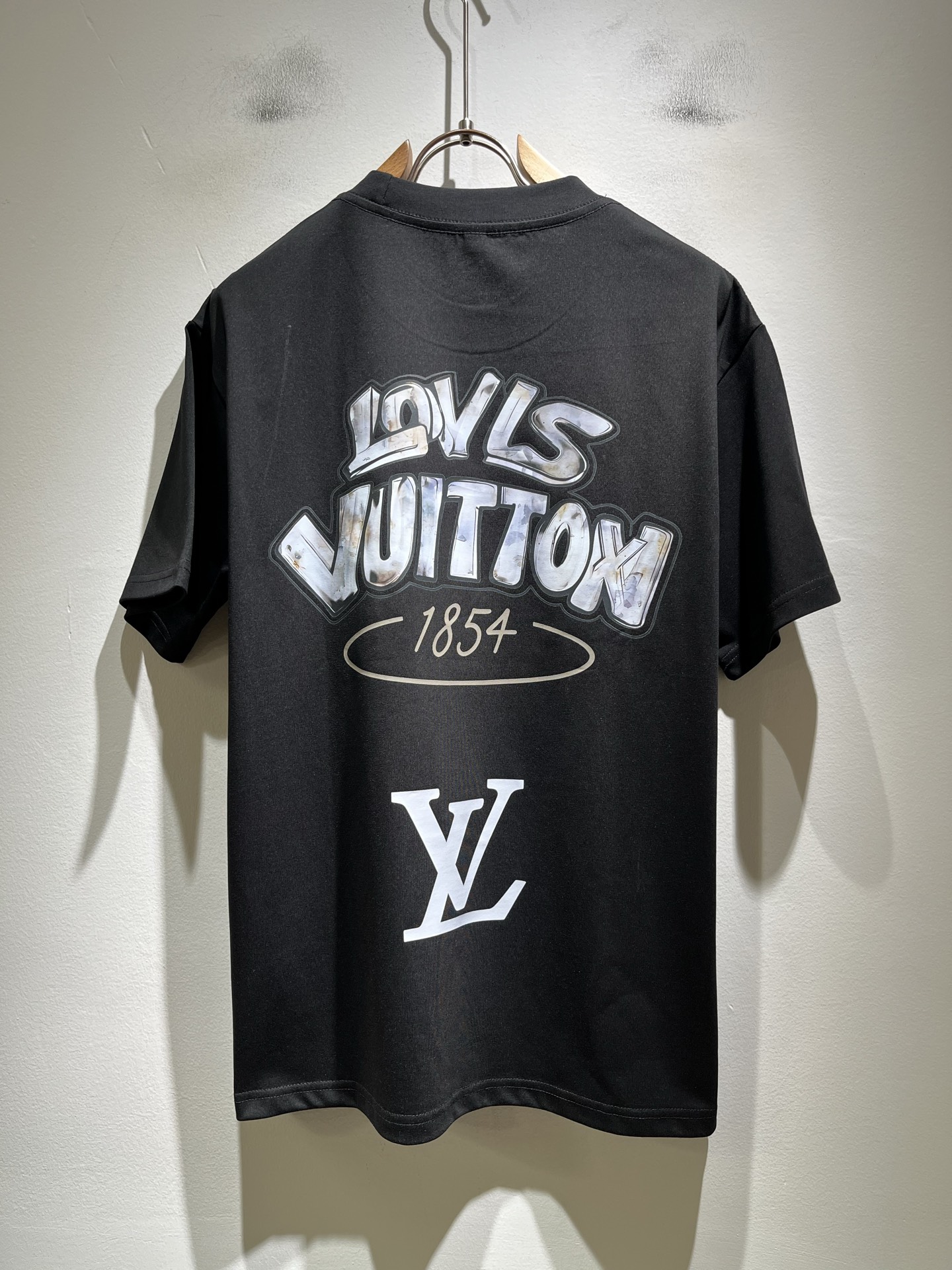 LouisVuitt*路易*登 2026春夏全新系列单品上线，非常时髦前卫的一款男女同款短袖T恤，标识l
