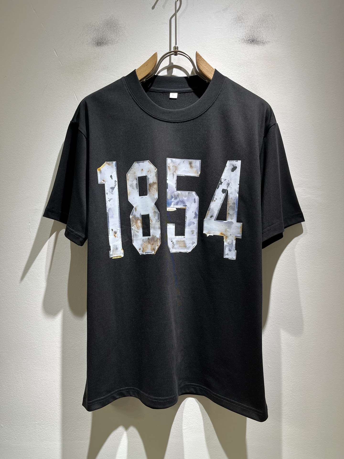 LouisVuitt*路易*登 2026春夏全新系列单品上线，非常时髦前卫的一款男女同款短袖T恤，标识l