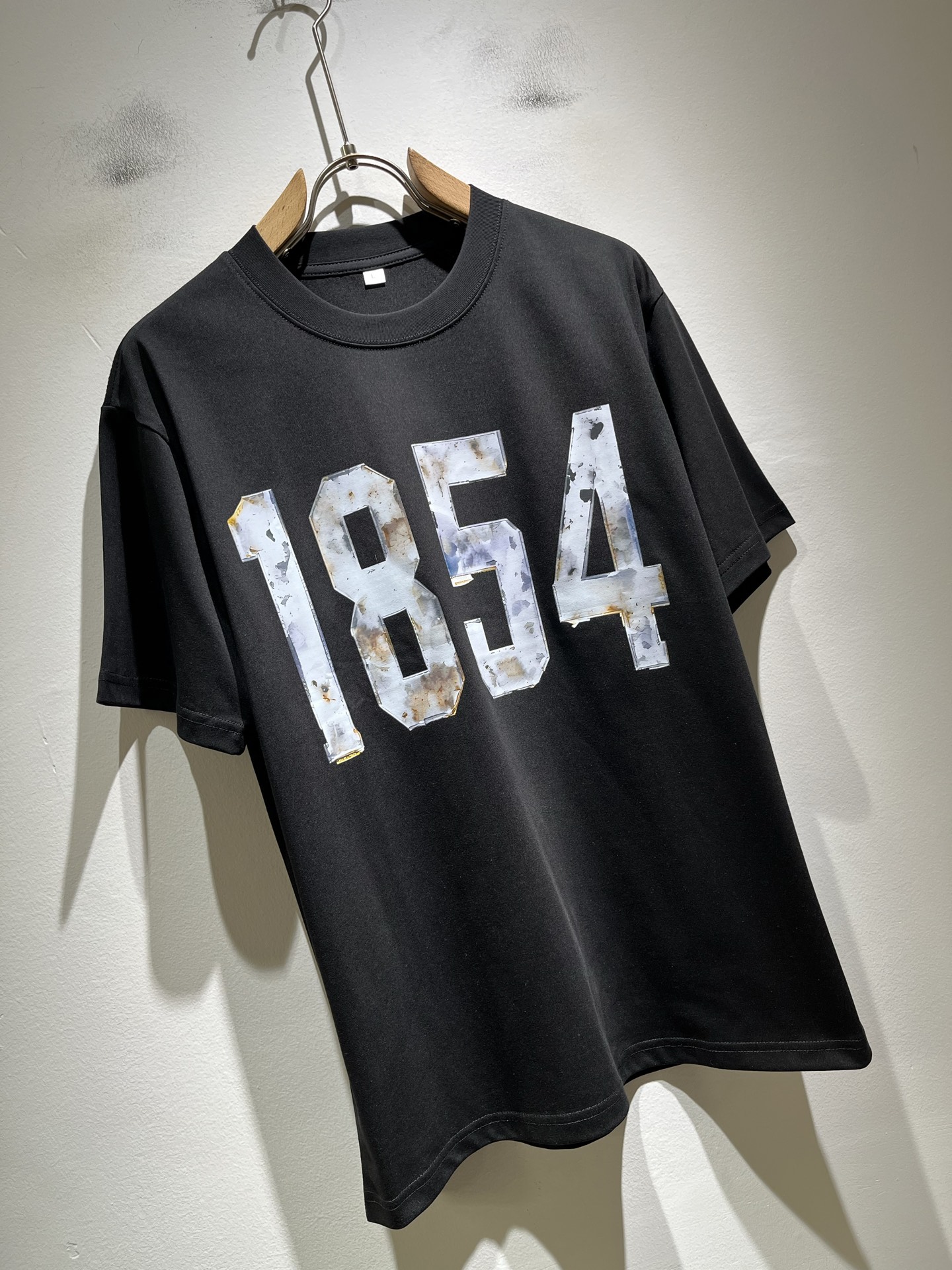 LouisVuitt*路易*登 2026春夏全新系列单品上线，非常时髦前卫的一款男女同款短袖T恤，标识l