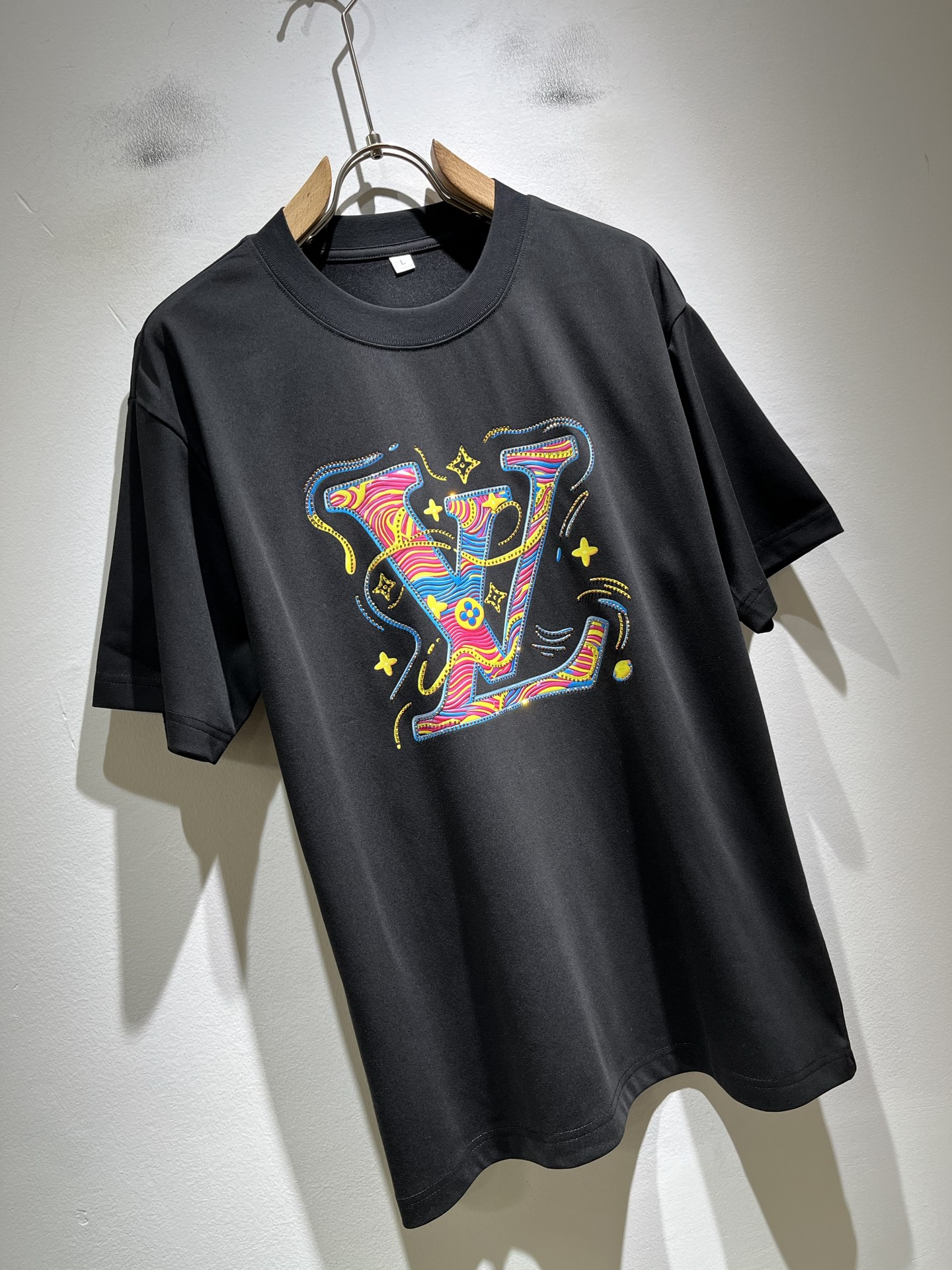 LouisVuitt*路易*登 2026春夏全新系列单品上线，非常时髦前卫的一款男女同款短袖T恤，标识l