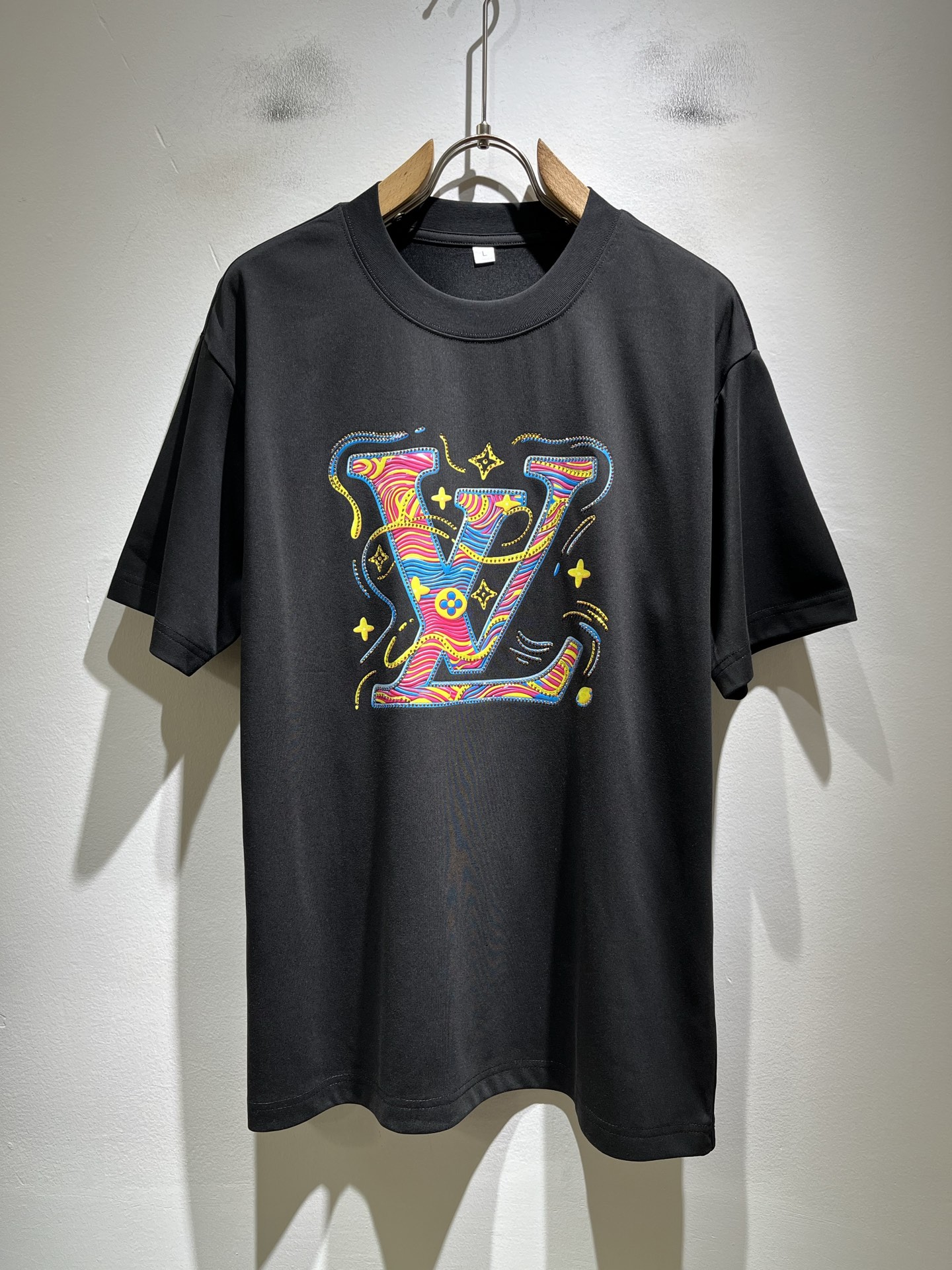 LouisVuitt*路易*登 2026春夏全新系列单品上线，非常时髦前卫的一款男女同款短袖T恤，标识l