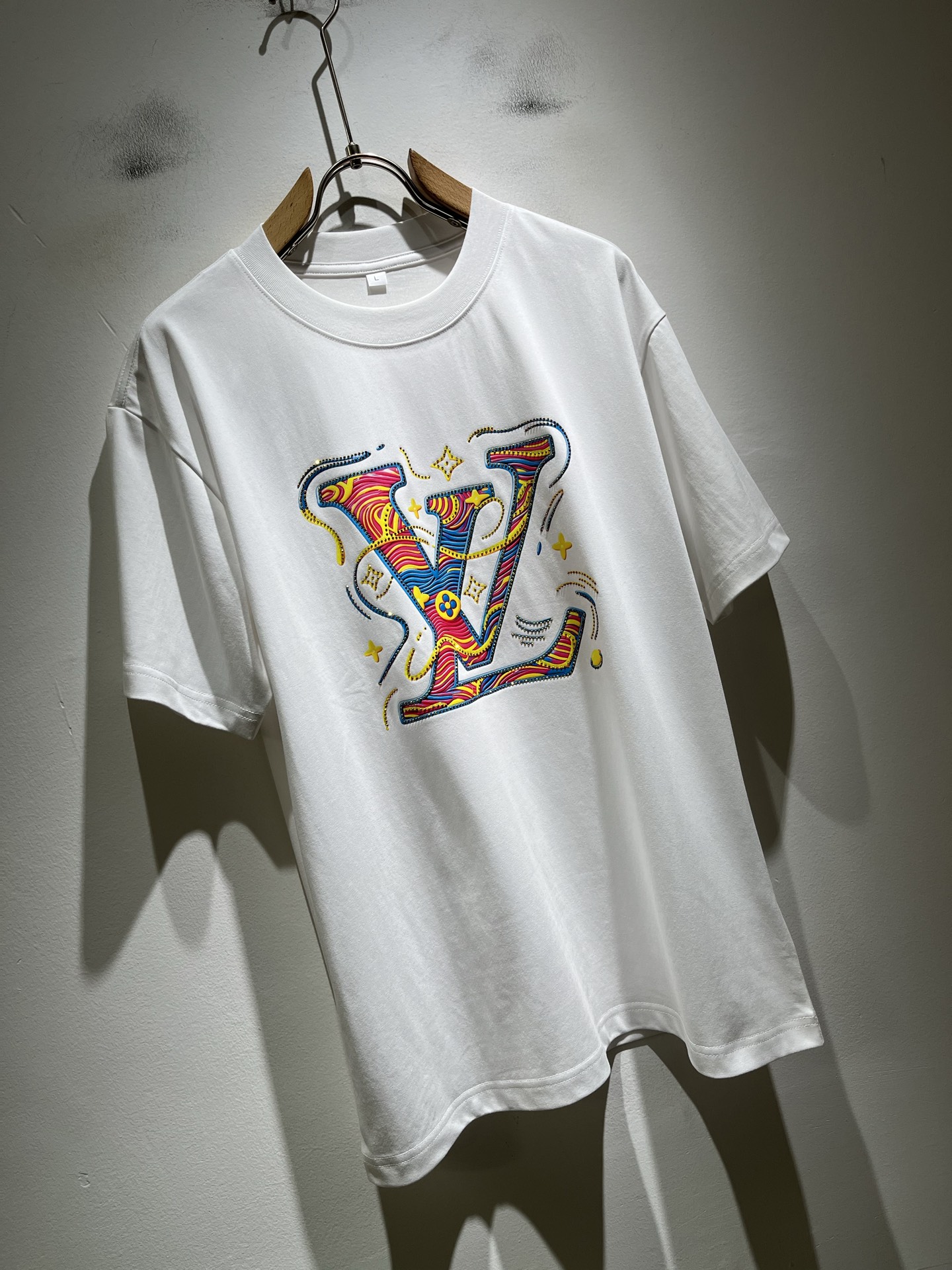 LouisVuitt*路易*登 2026春夏全新系列单品上线，非常时髦前卫的一款男女同款短袖T恤，标识l
