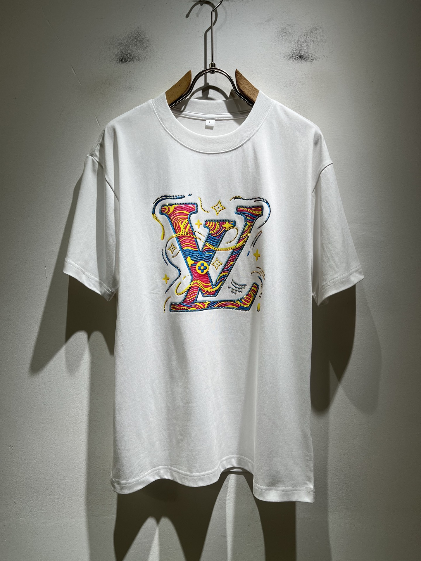 LouisVuitt*路易*登 2026春夏全新系列单品上线，非常时髦前卫的一款男女同款短袖T恤，标识l