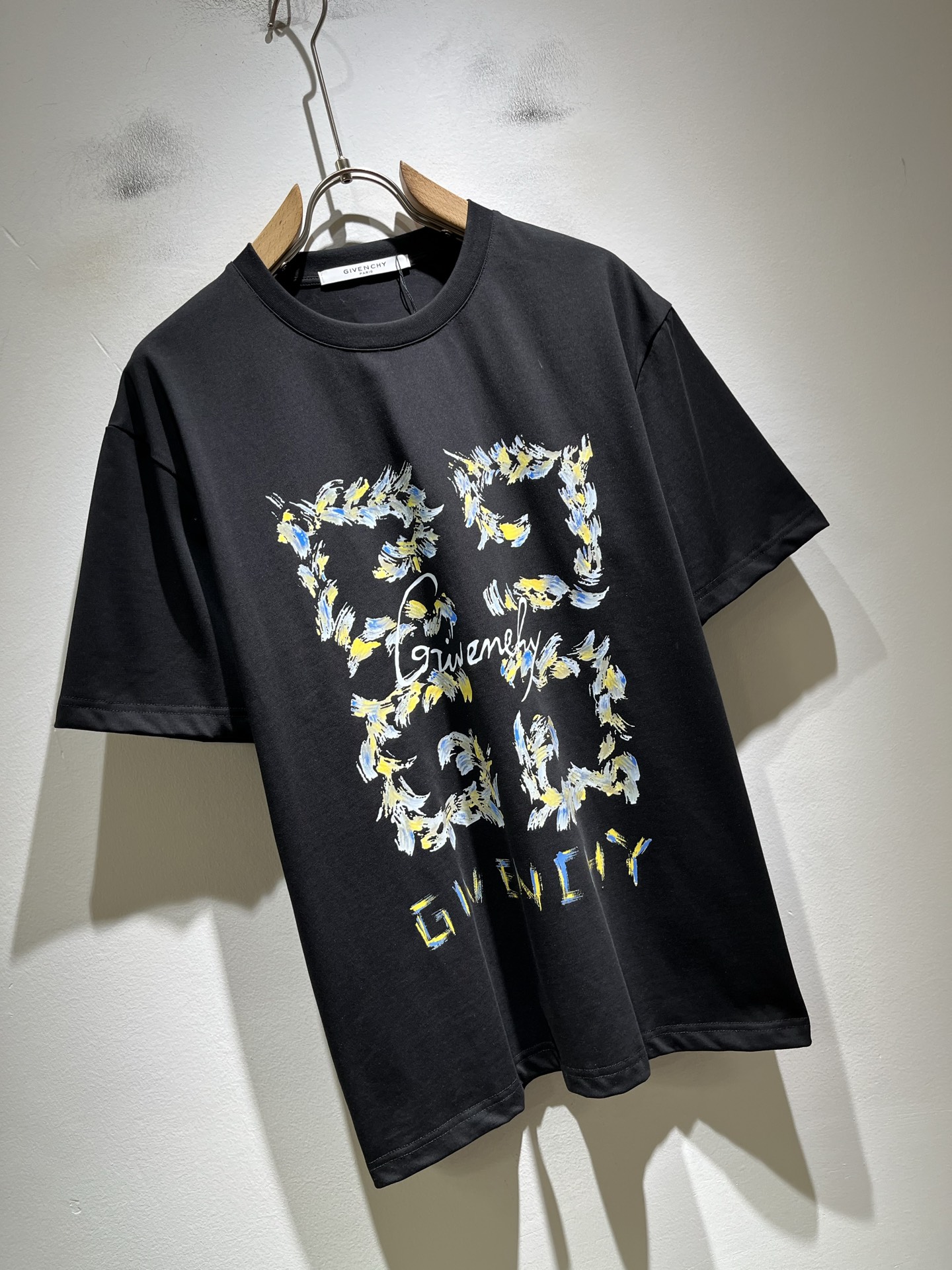 Giv*chy/纪*希2026春夏新款男女同款👫短袖T恤，主创时尚注入了全新时尚能量。通过探索各种题材和