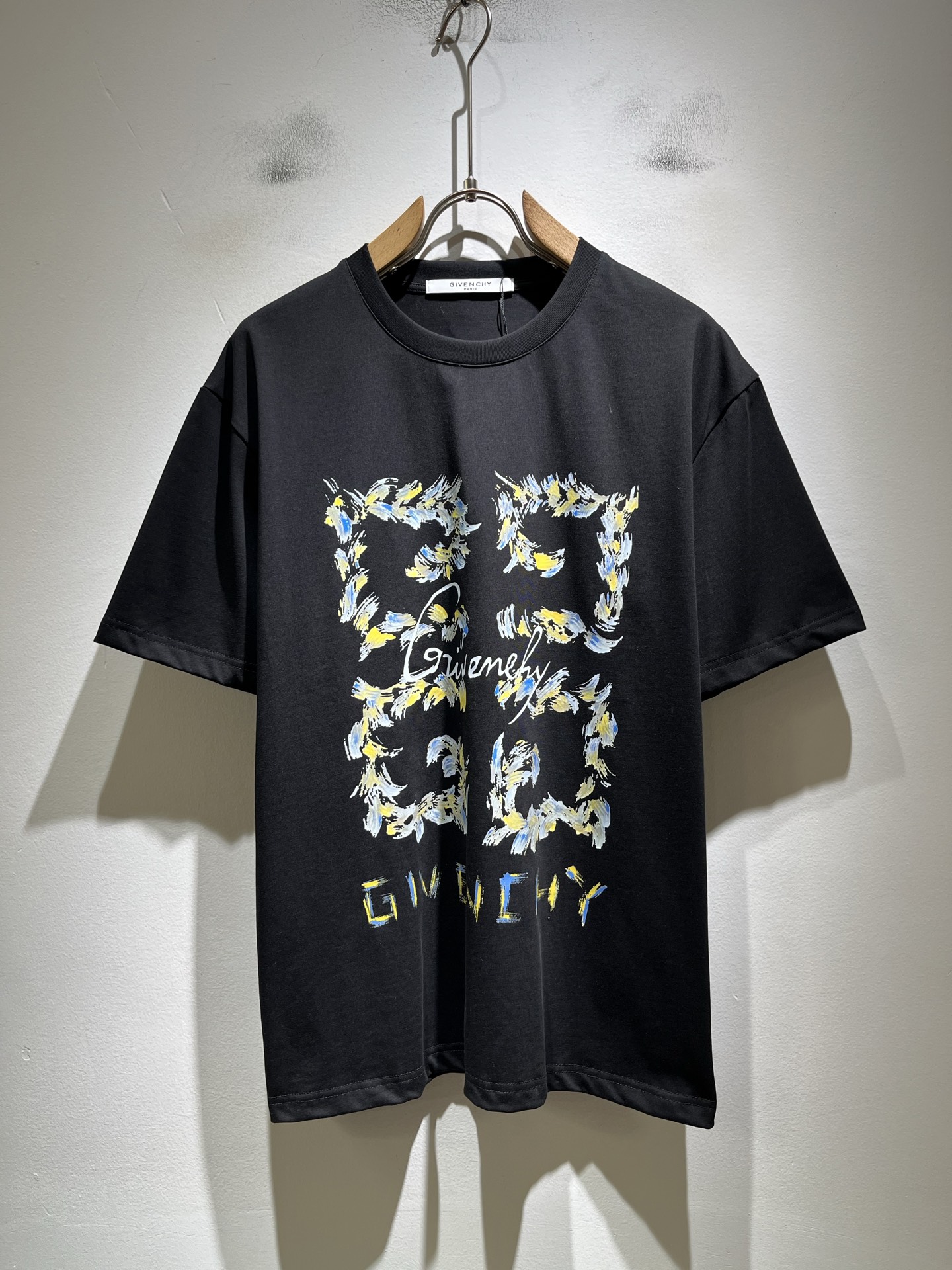 Giv*chy/纪*希2026春夏新款男女同款👫短袖T恤，主创时尚注入了全新时尚能量。通过探索各种题材和