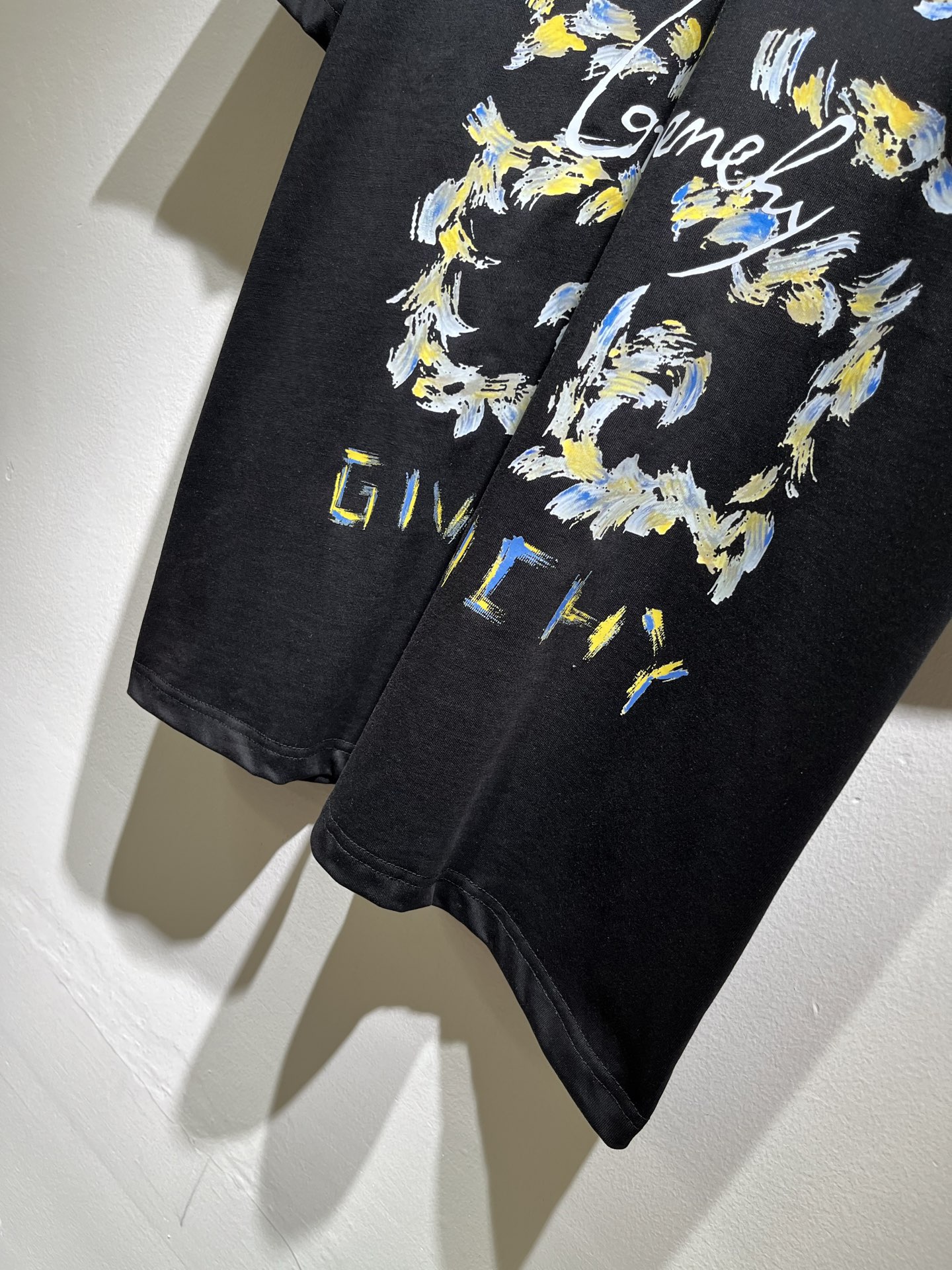 Giv*chy/纪*希2026春夏新款男女同款👫短袖T恤，主创时尚注入了全新时尚能量。通过探索各种题材和