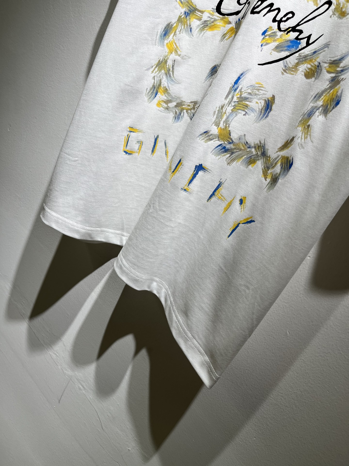 Giv*chy/纪*希2026春夏新款男女同款👫短袖T恤，主创时尚注入了全新时尚能量。通过探索各种题材和
