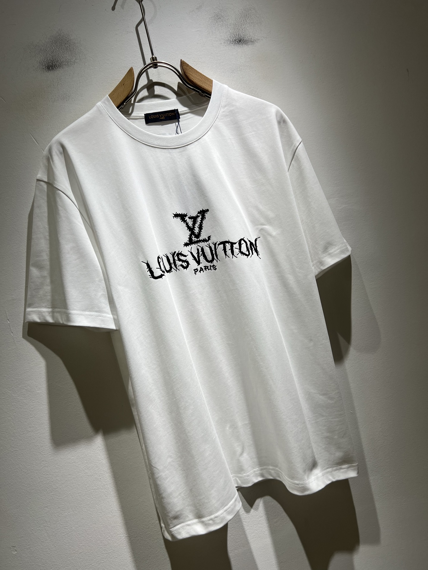 LouisVuitt*路易*登 2026春夏全新系列单品上线，非常时髦前卫的一款男女同款短袖T恤，标识l