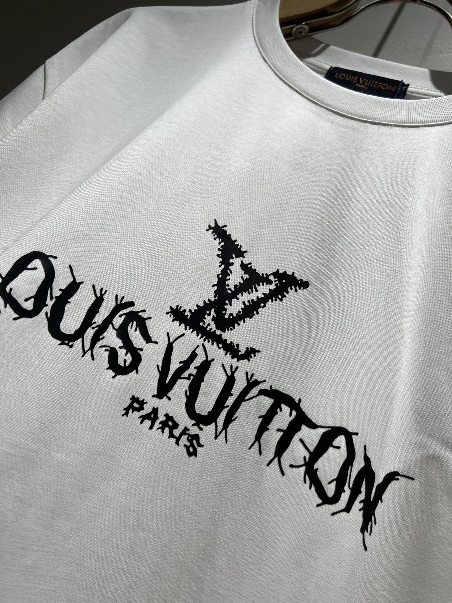 LouisVuitt*路易*登 2026春夏全新系列单品上线，非常时髦前卫的一款男女同款短袖T恤，标识l