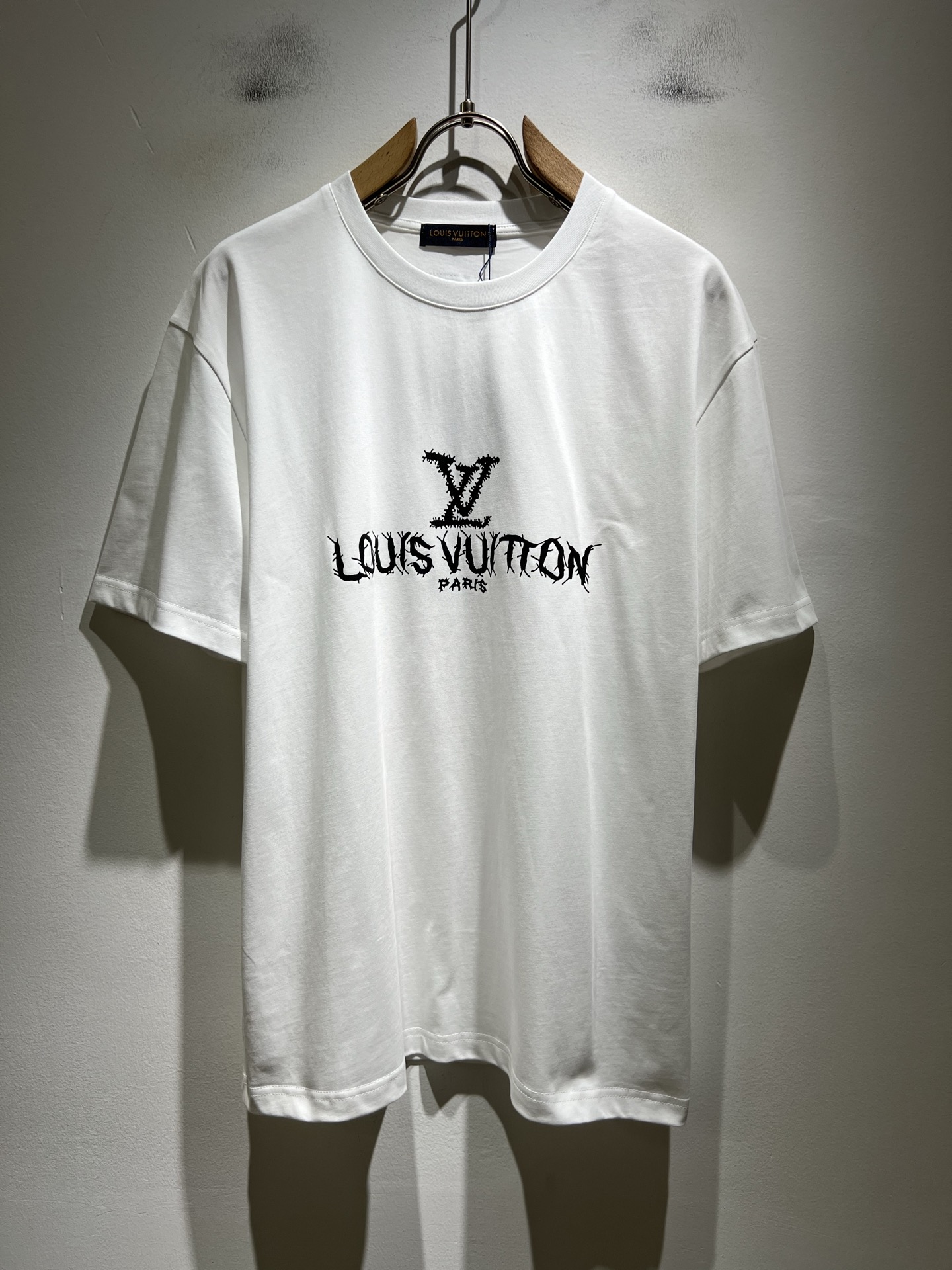 LouisVuitt*路易*登 2026春夏全新系列单品上线，非常时髦前卫的一款男女同款短袖T恤，标识l