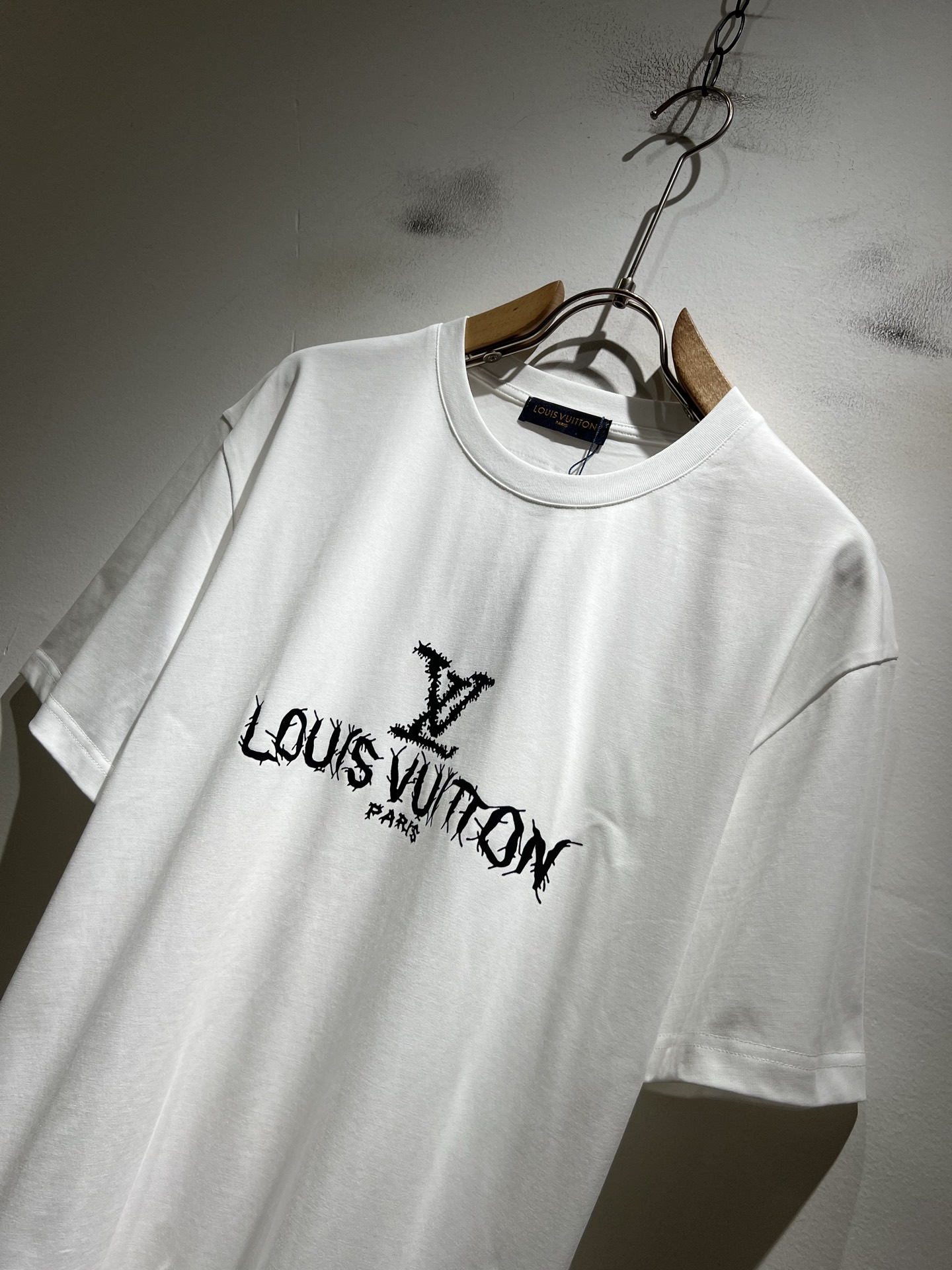 LouisVuitt*路易*登 2026春夏全新系列单品上线，非常时髦前卫的一款男女同款短袖T恤，标识l
