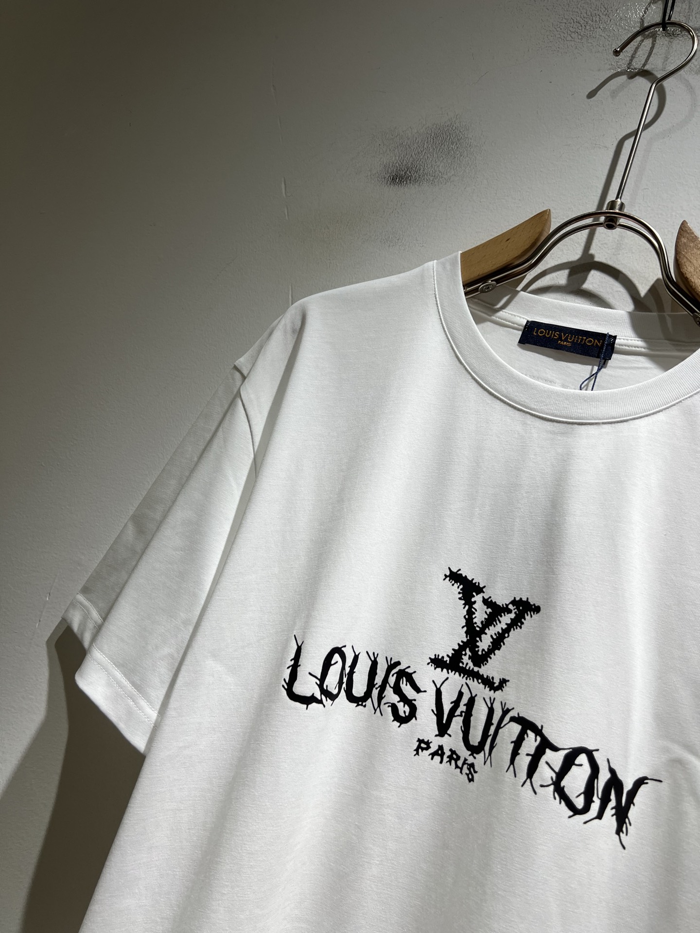 LouisVuitt*路易*登 2026春夏全新系列单品上线，非常时髦前卫的一款男女同款短袖T恤，标识l