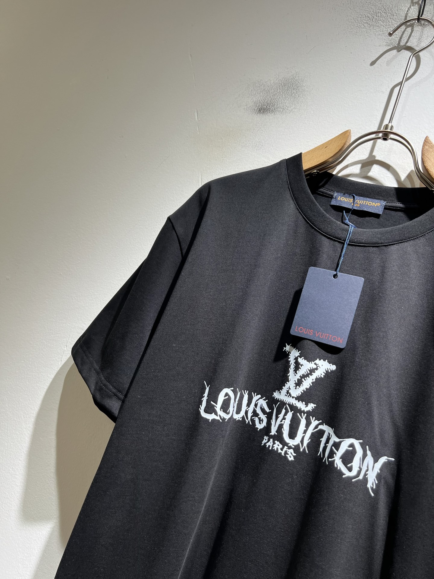 LouisVuitt*路易*登 2026春夏全新系列单品上线，非常时髦前卫的一款男女同款短袖T恤，标识l
