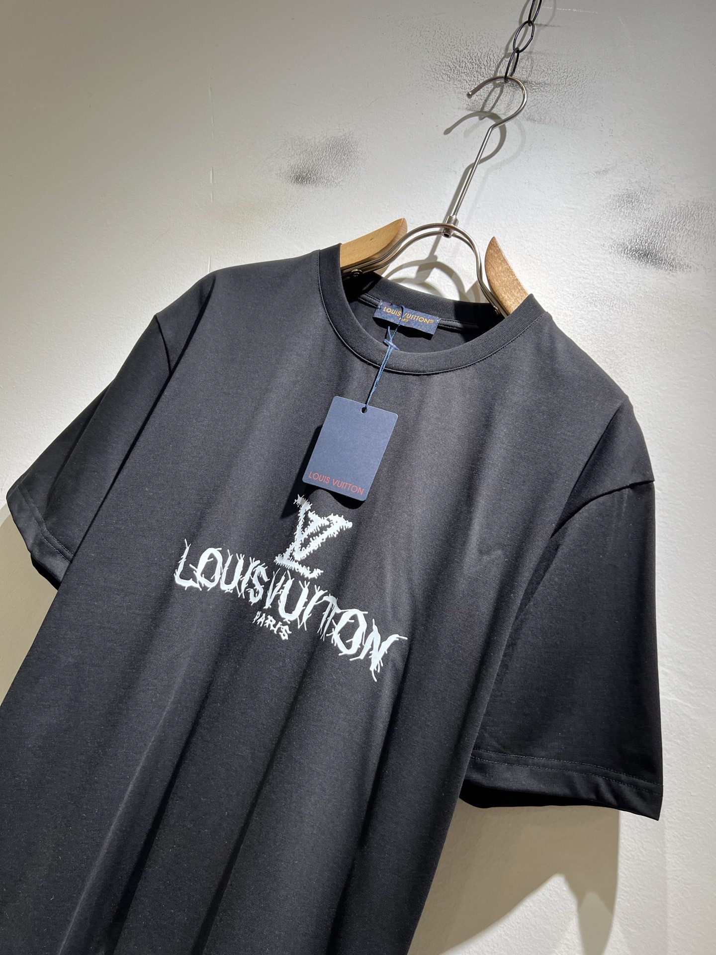 LouisVuitt*路易*登 2026春夏全新系列单品上线，非常时髦前卫的一款男女同款短袖T恤，标识l
