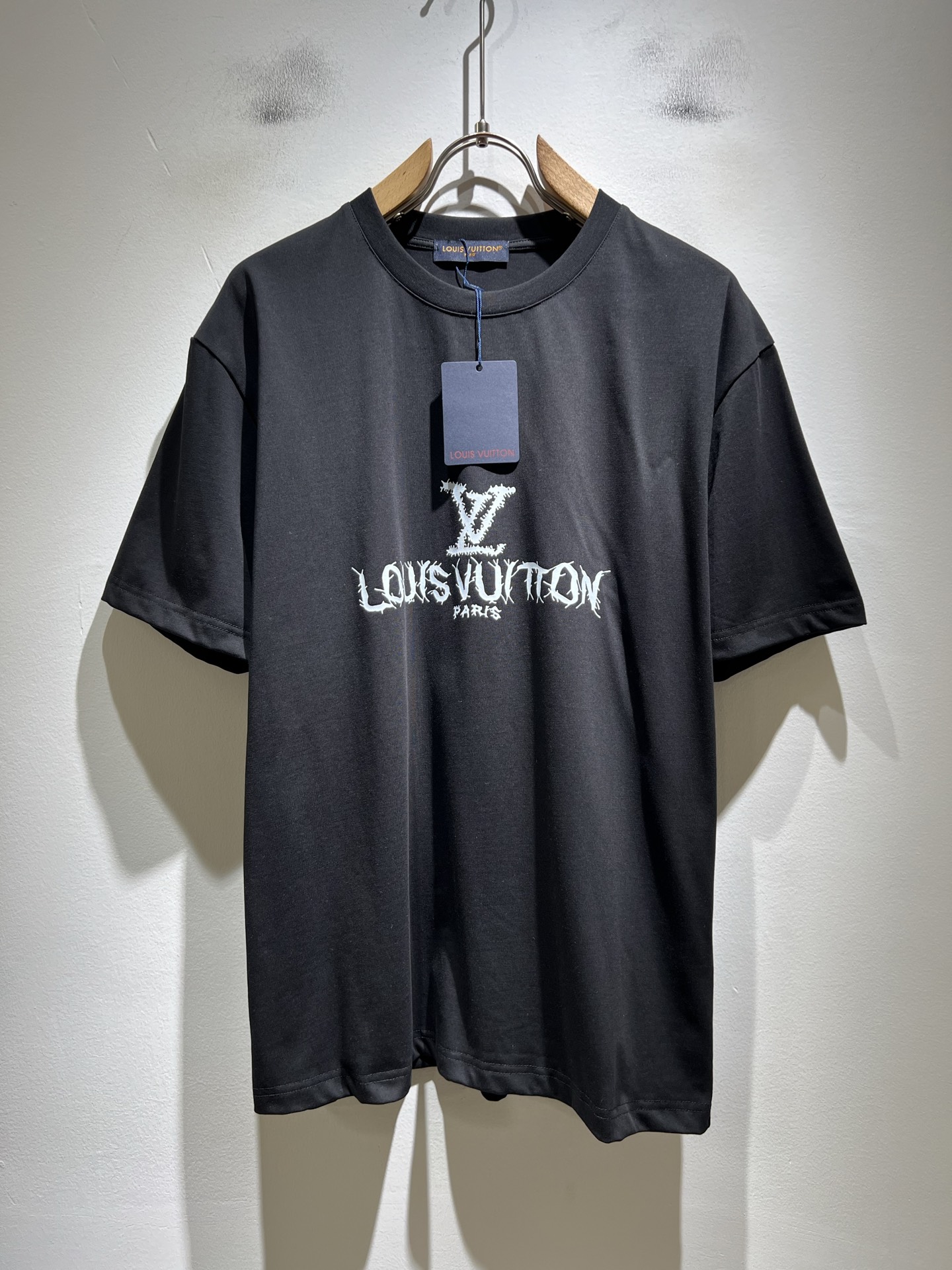 LouisVuitt*路易*登 2026春夏全新系列单品上线，非常时髦前卫的一款男女同款短袖T恤，标识l
