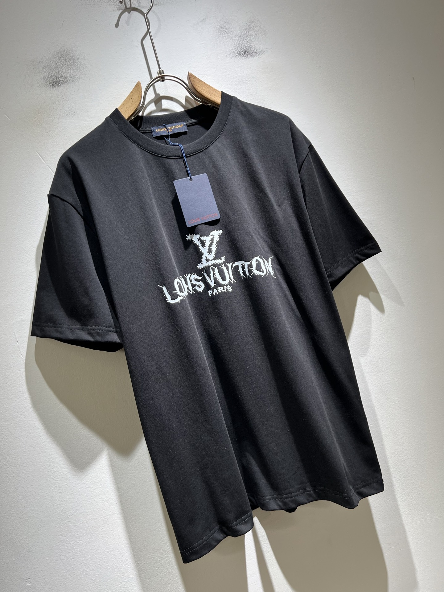 LouisVuitt*路易*登 2026春夏全新系列单品上线，非常时髦前卫的一款男女同款短袖T恤，标识l