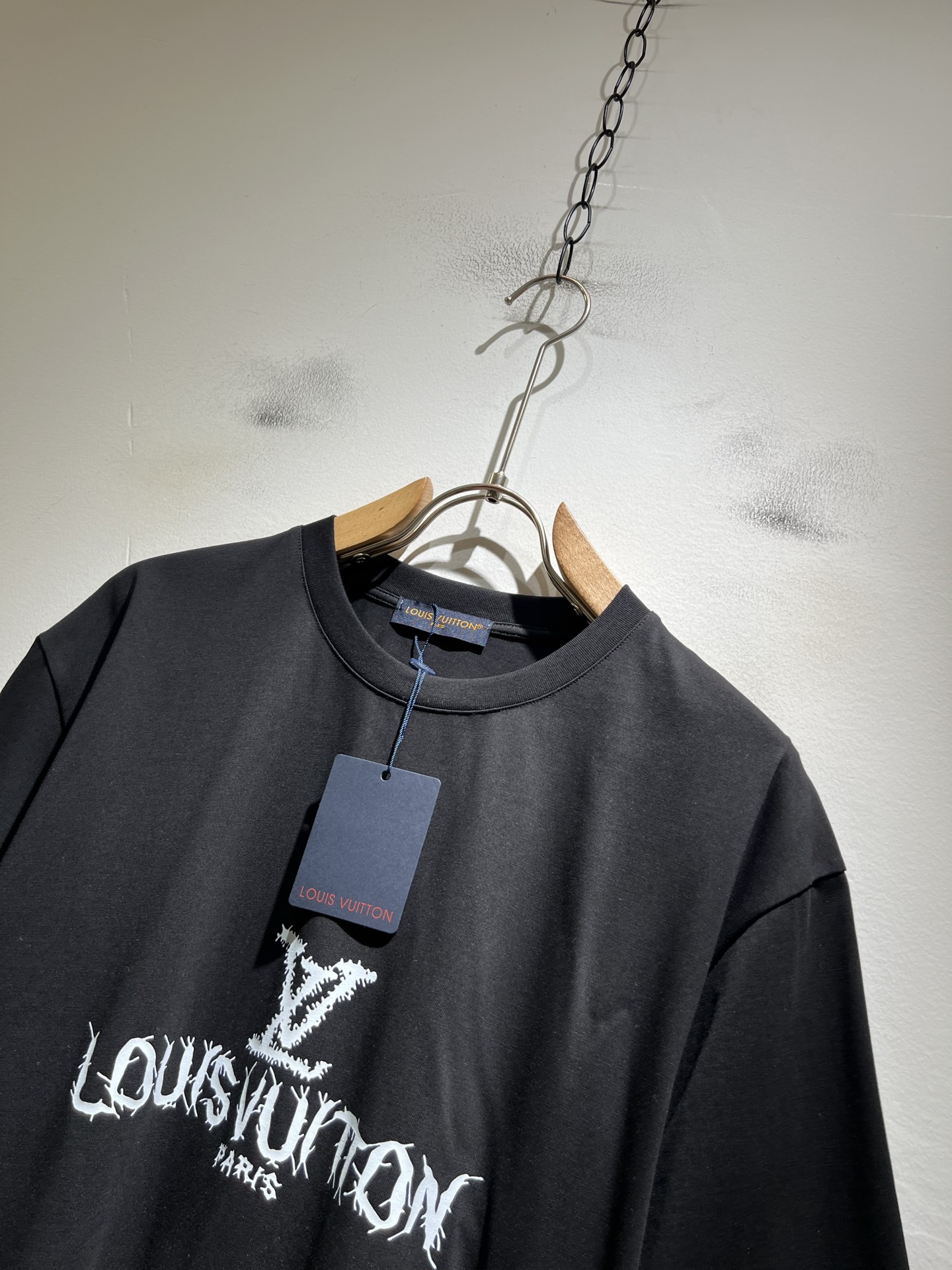 LouisVuitt*路易*登 2026春夏全新系列单品上线，非常时髦前卫的一款男女同款短袖T恤，标识l