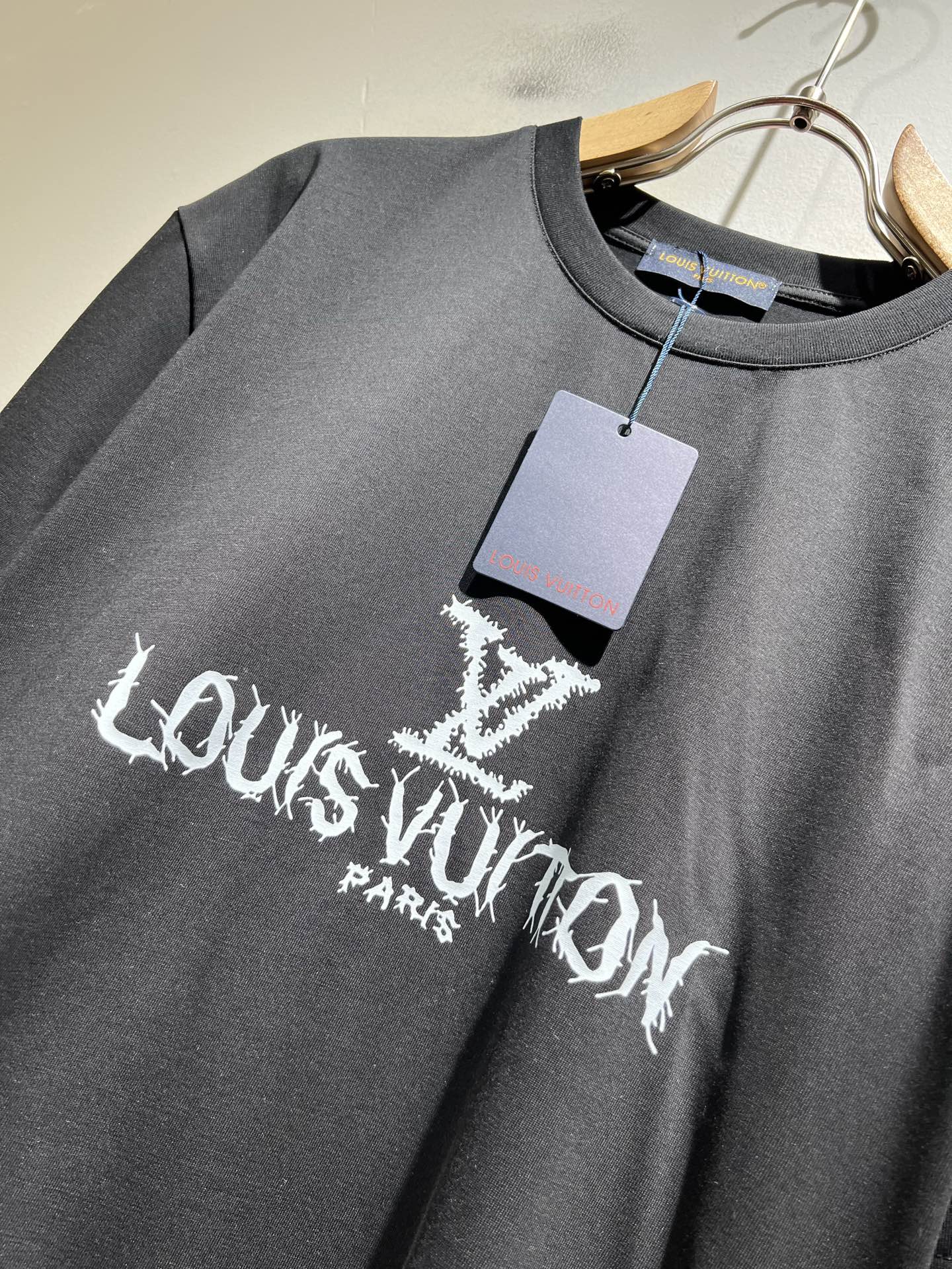 LouisVuitt*路易*登 2026春夏全新系列单品上线，非常时髦前卫的一款男女同款短袖T恤，标识l