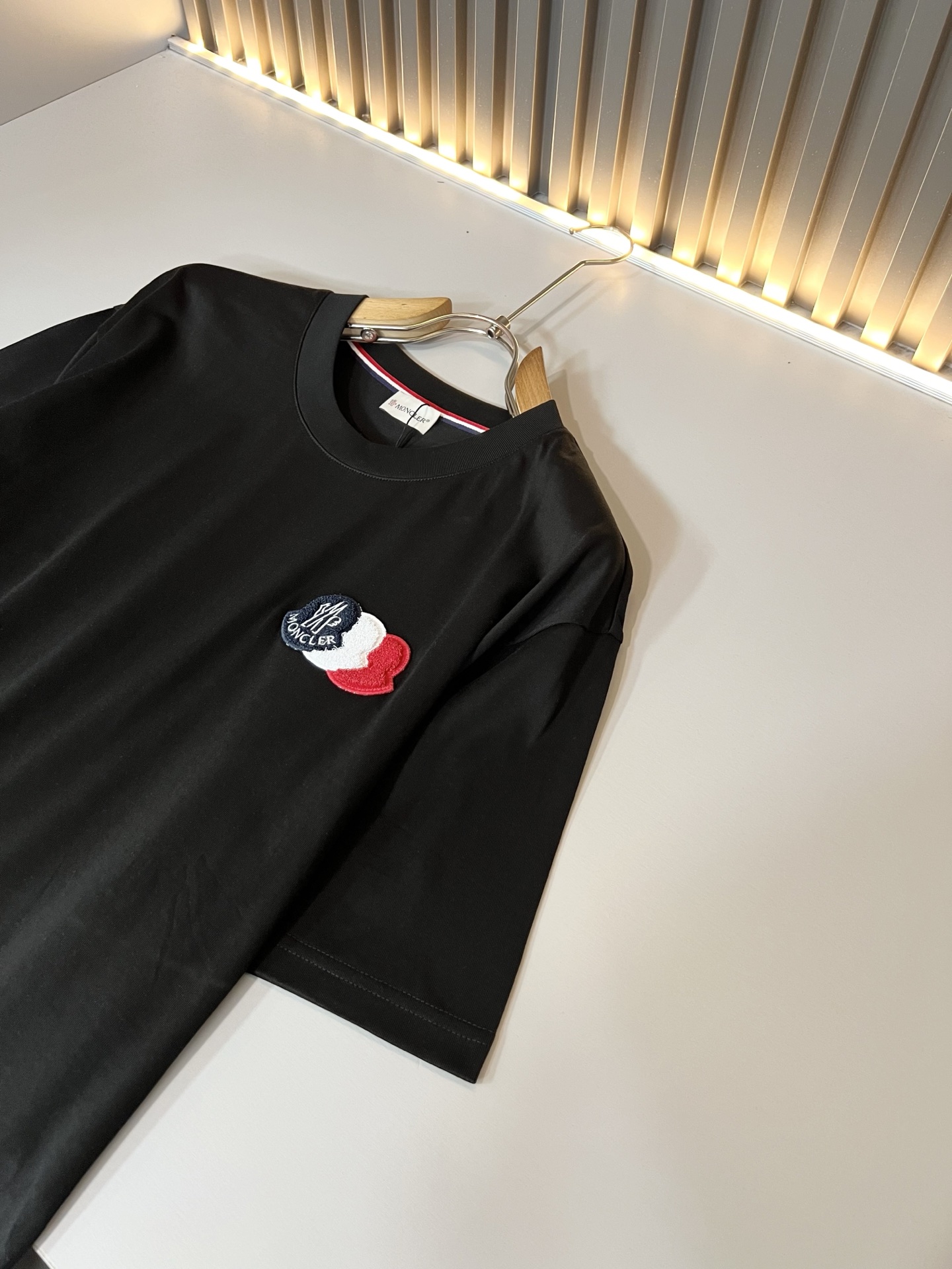 Moncler蒙家 2026春夏最新男女同款👫贸易订单短袖T恤，全品相！！网红款！采用logo图案徽章设