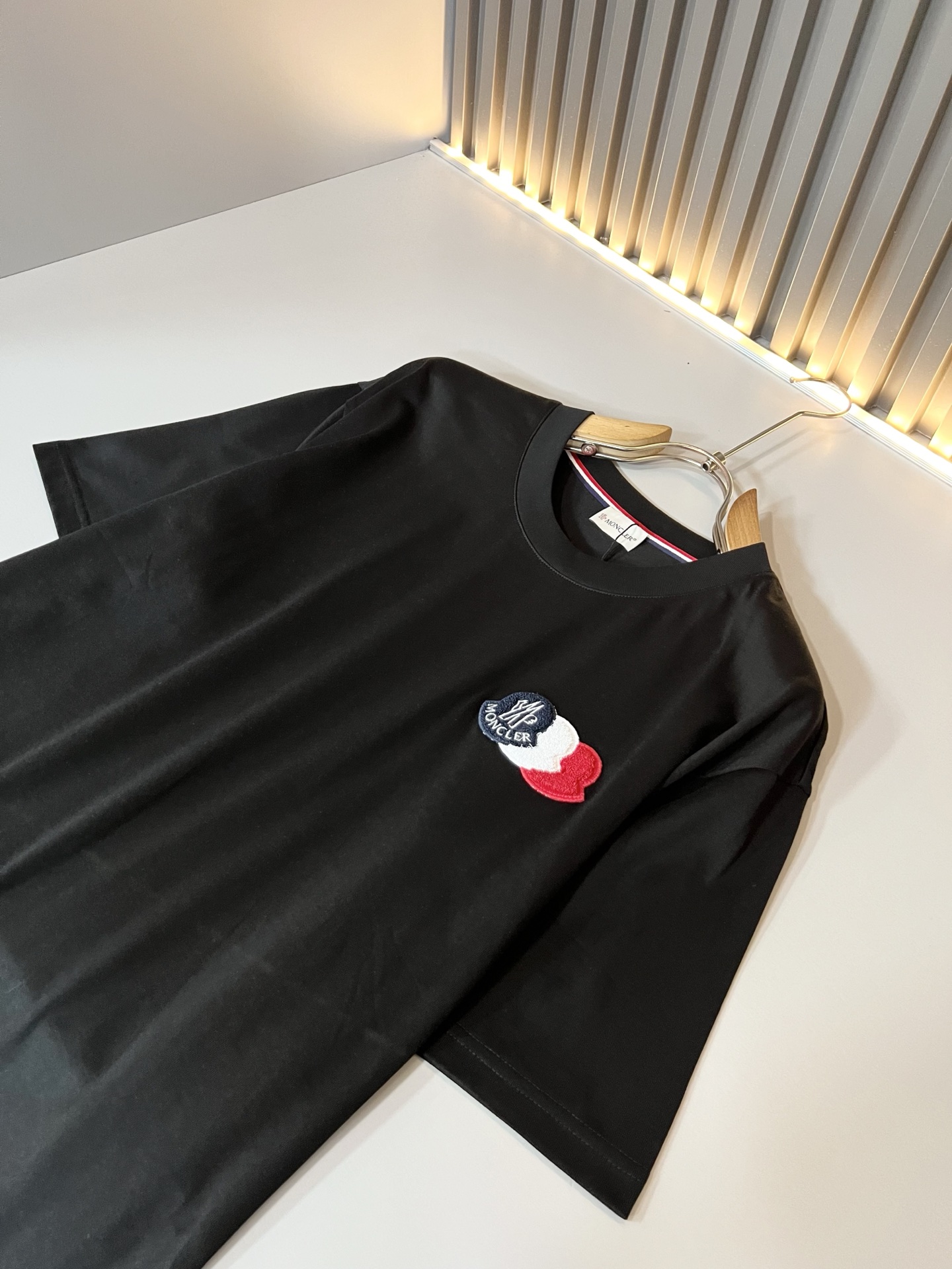 Moncler蒙家 2026春夏最新男女同款👫贸易订单短袖T恤，全品相！！网红款！采用logo图案徽章设