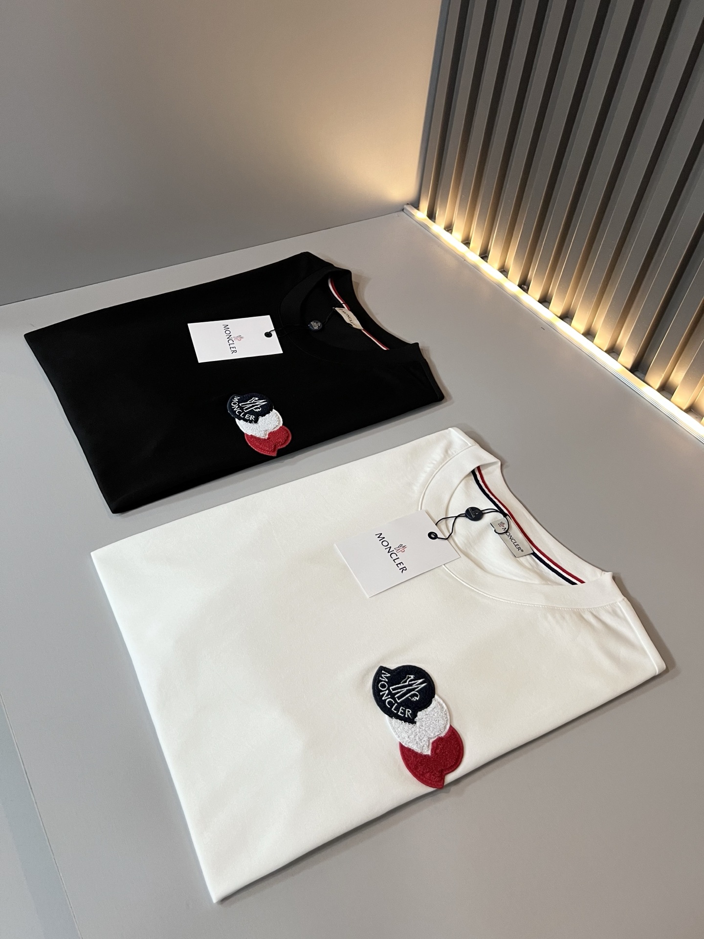 Moncler蒙家 2026春夏最新男女同款👫贸易订单短袖T恤，全品相！！网红款！采用logo图案徽章设