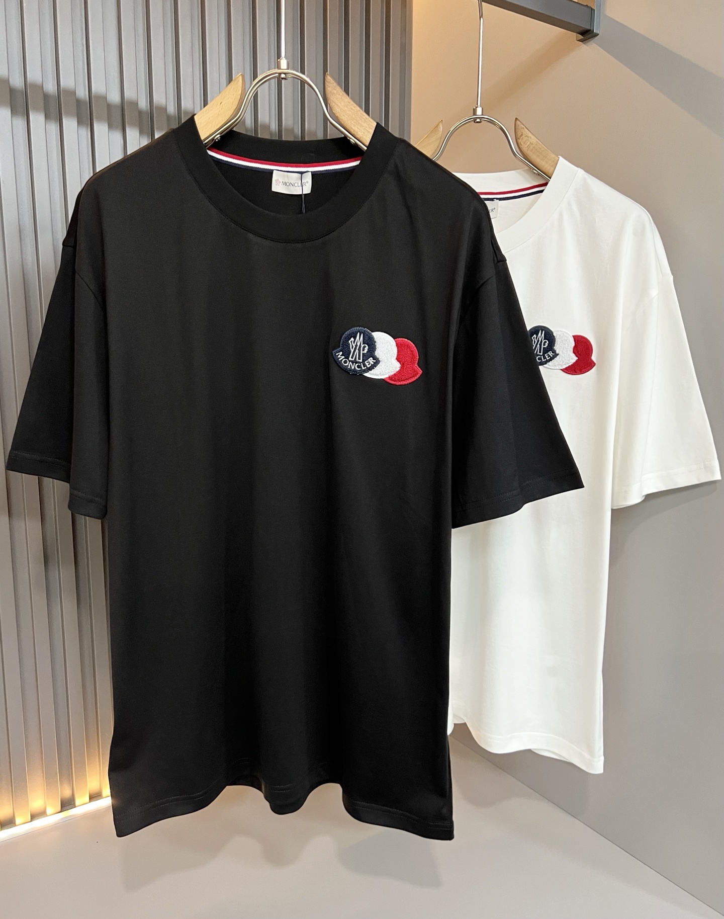 Moncler蒙家 2026春夏最新男女同款👫贸易订单短袖T恤，全品相！！网红款！采用logo图案徽章设