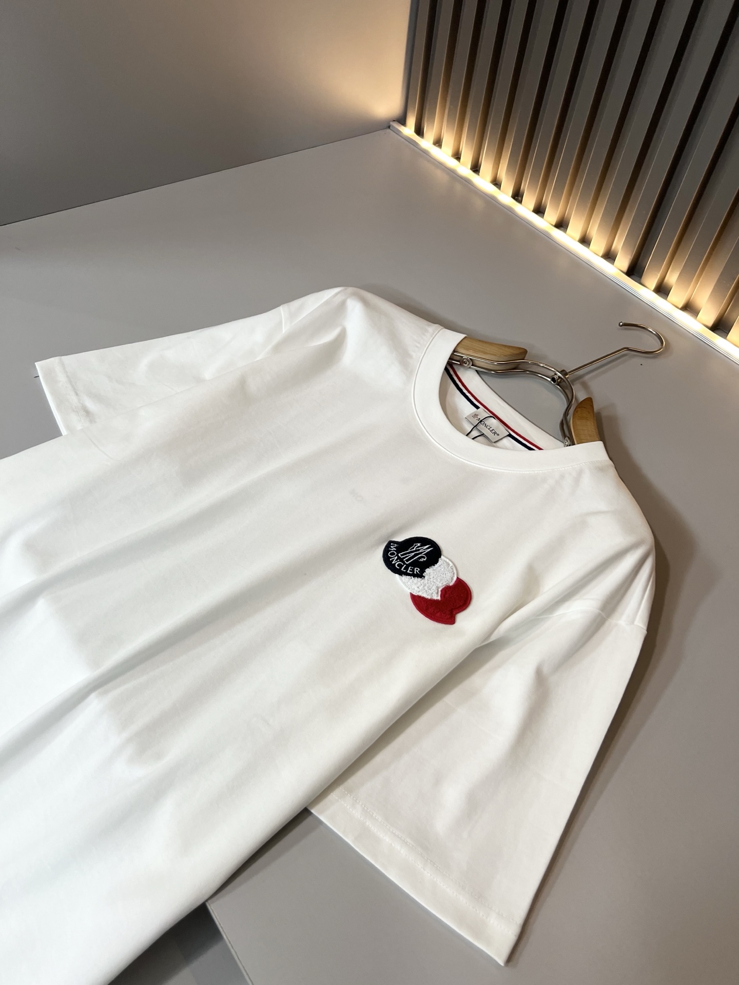 Moncler蒙家 2026春夏最新男女同款👫贸易订单短袖T恤，全品相！！网红款！采用logo图案徽章设