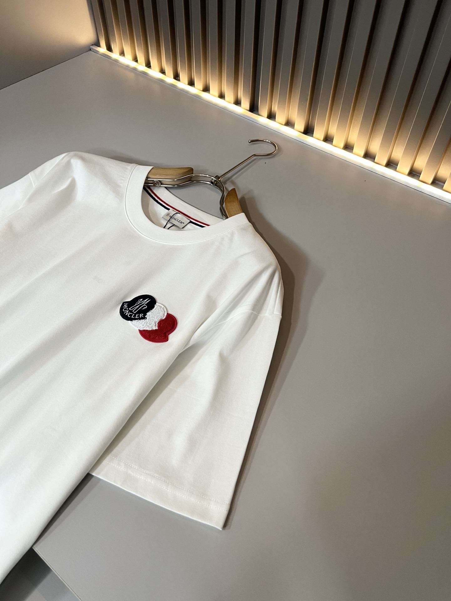 Moncler蒙家 2026春夏最新男女同款👫贸易订单短袖T恤，全品相！！网红款！采用logo图案徽章设