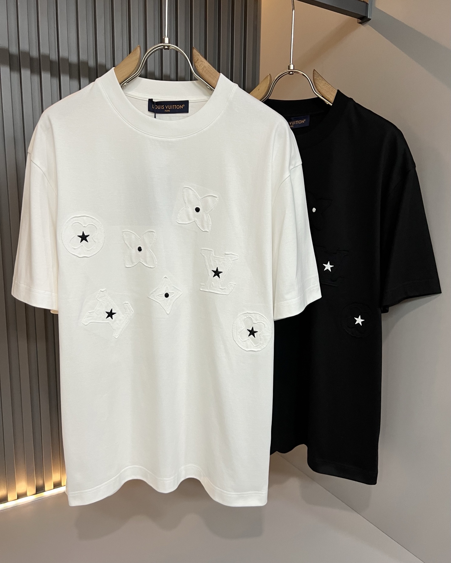 LouisVuitt*路易*登 2026春夏全新系列单品上线，非常时髦前卫的一款男女同款短袖T恤，标识l